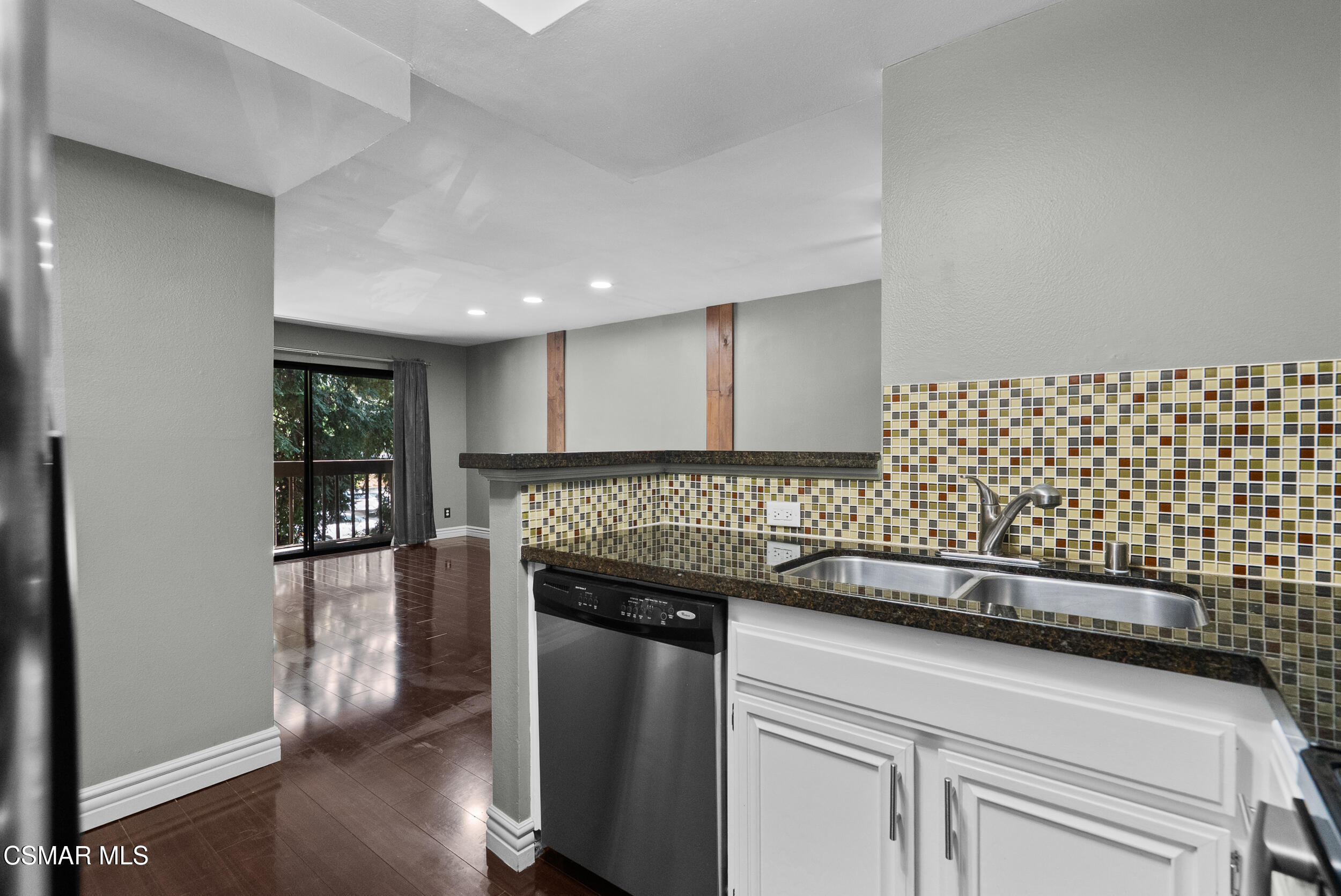 22100 Burbank Boulevard, 348e