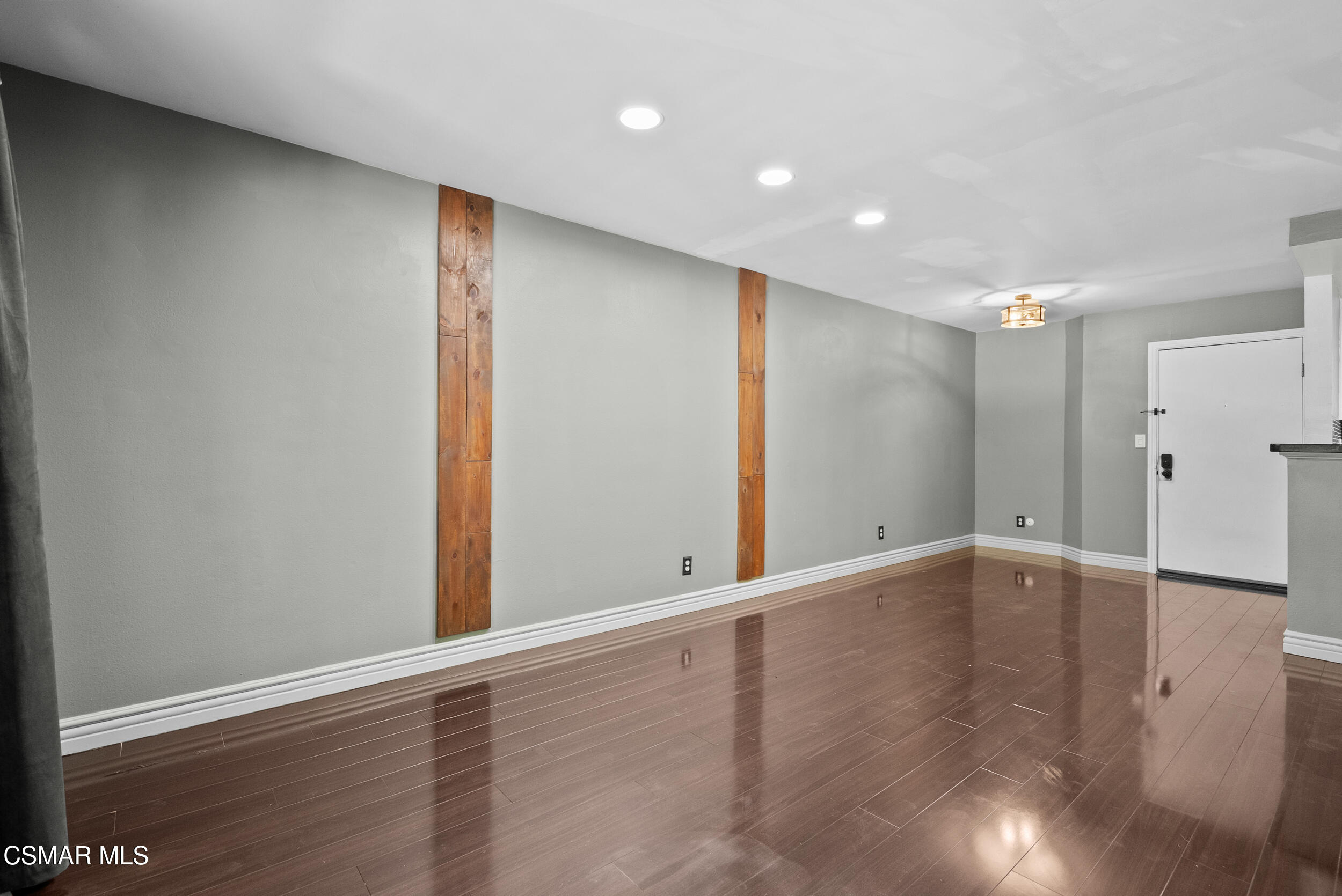 22100 Burbank Boulevard, 348e