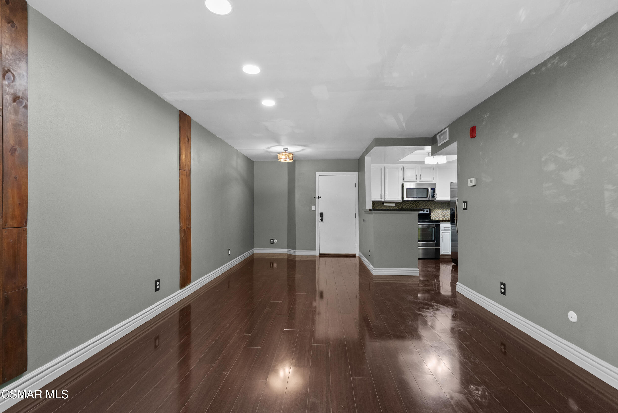 22100 Burbank Boulevard, 348e