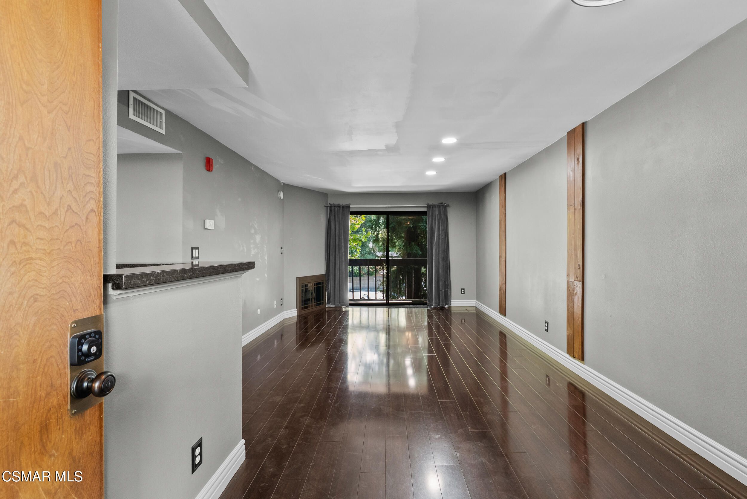 22100 Burbank Boulevard, 348e