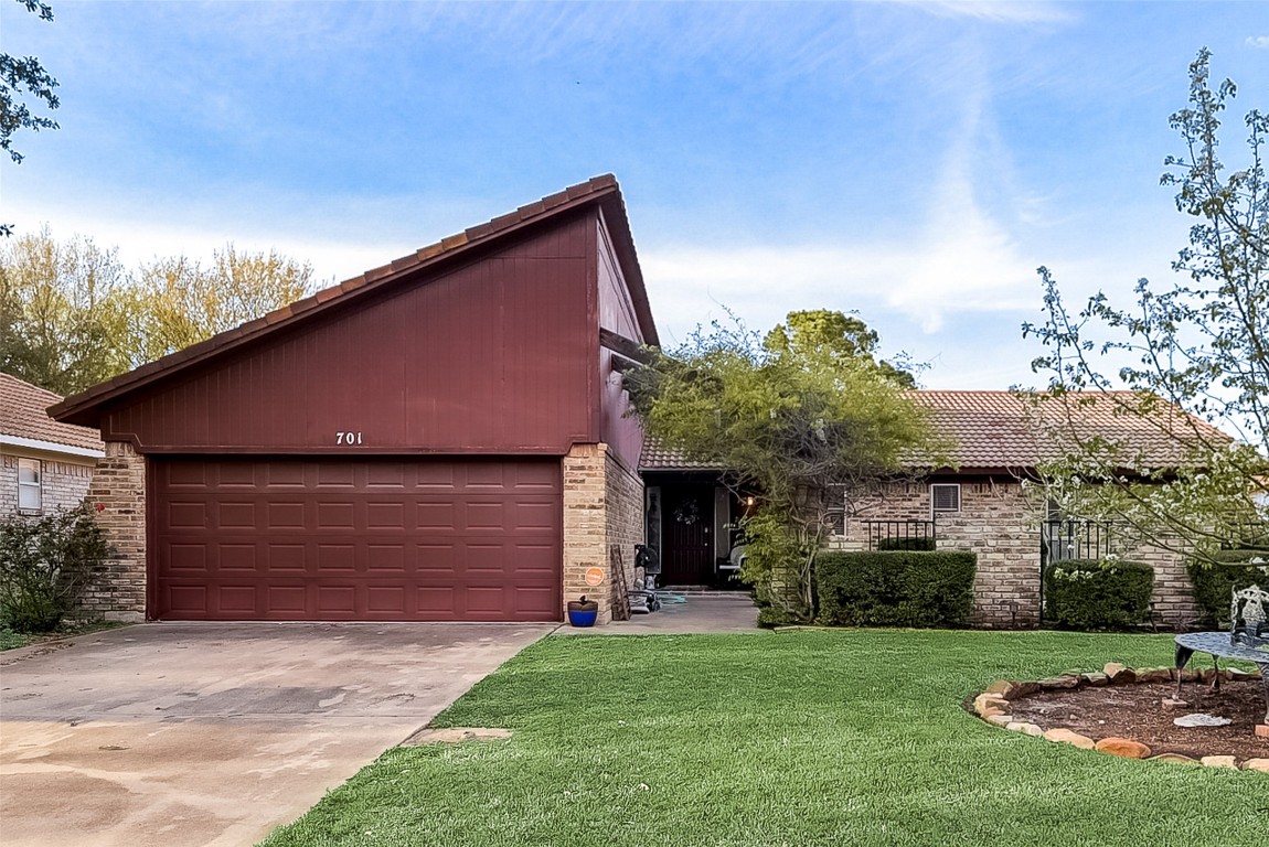 701 Robinhood Lane