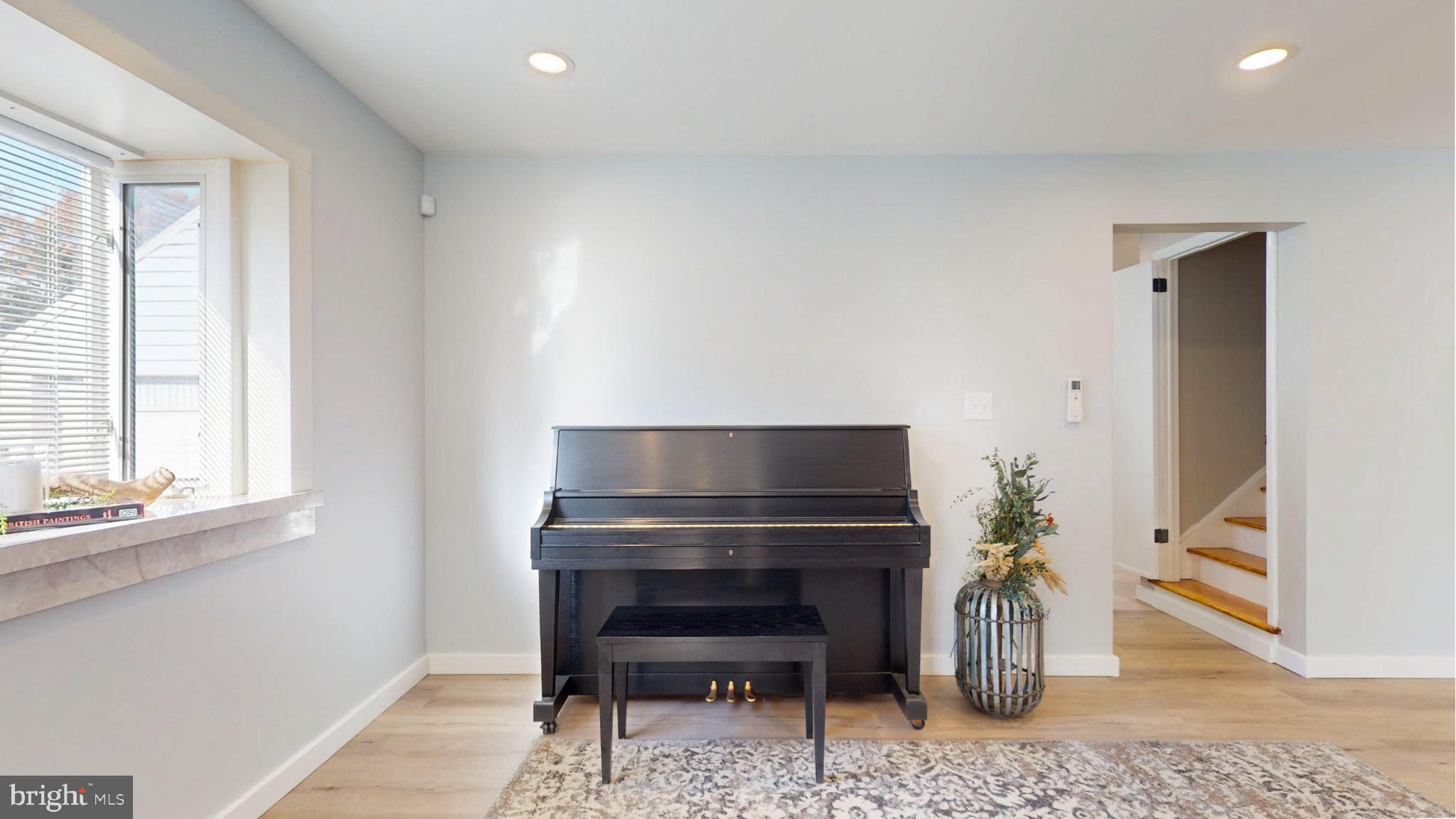 316 N WOODSTOCK DRIVE