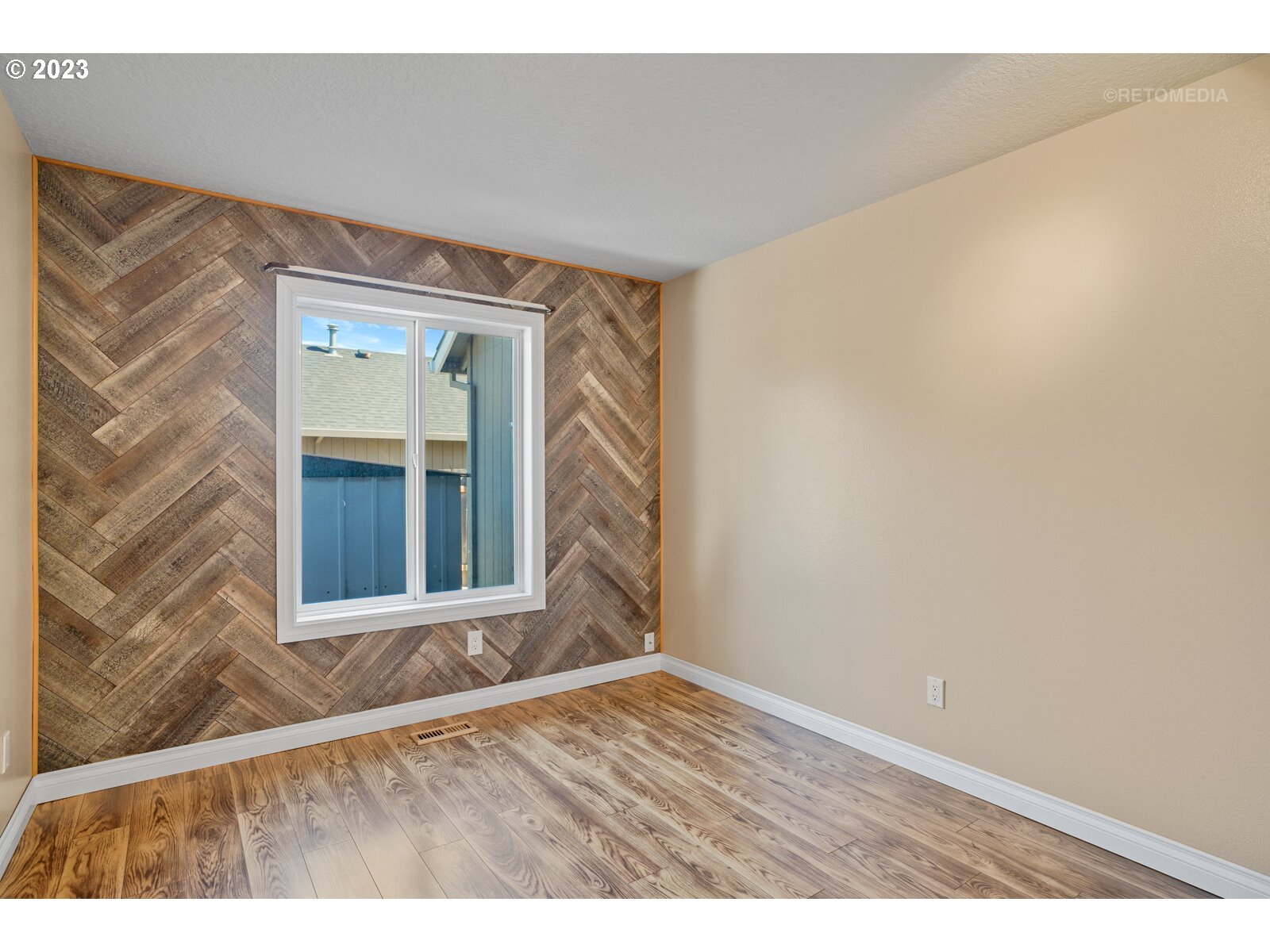 1903 N VALERI DR