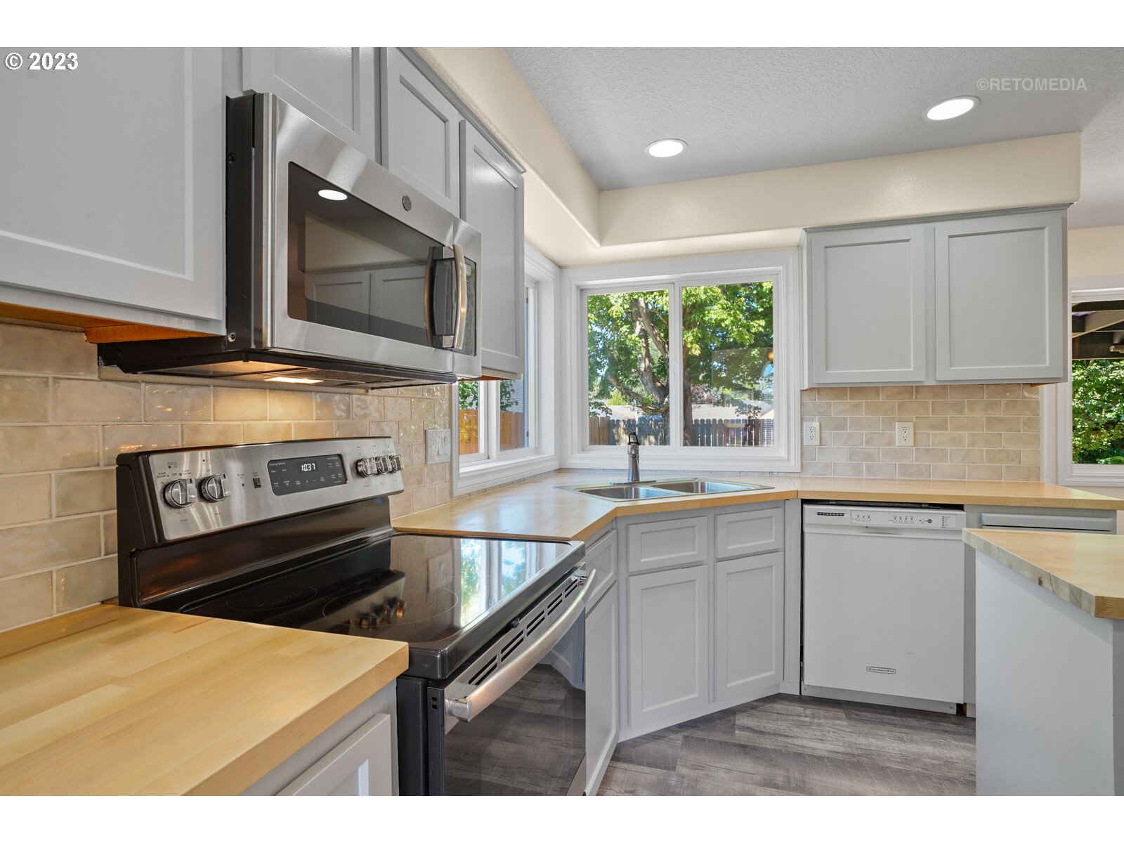 1903 N VALERI DR