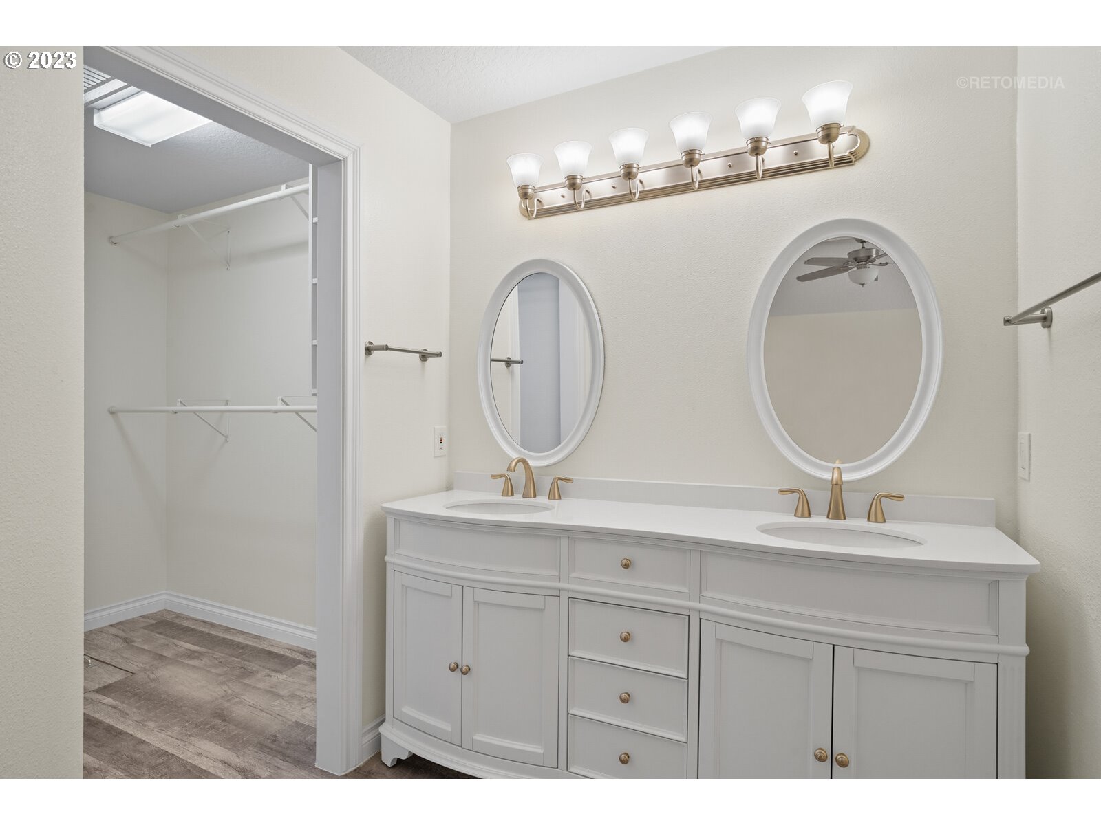 1903 N VALERI DR