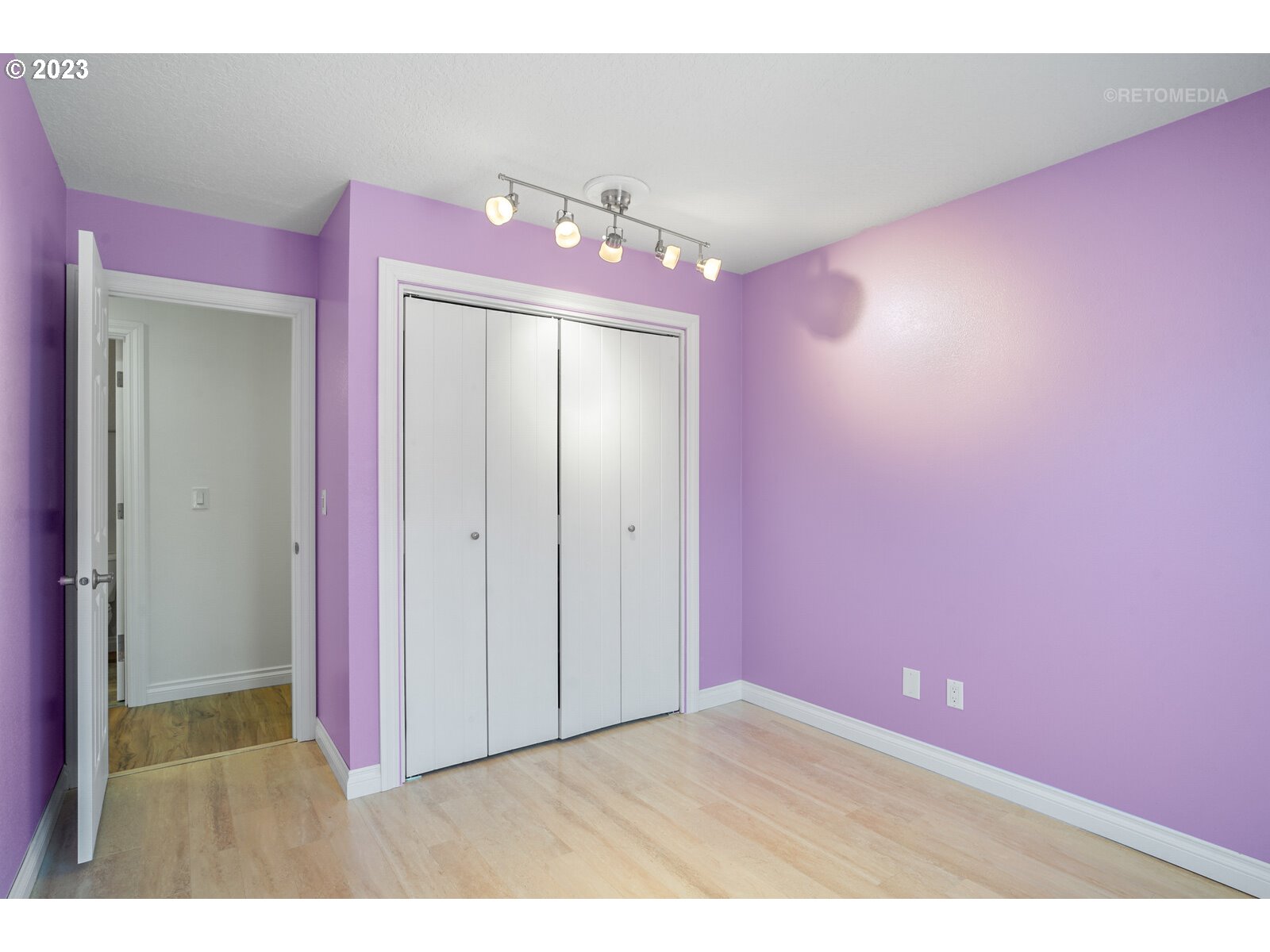 1903 N VALERI DR