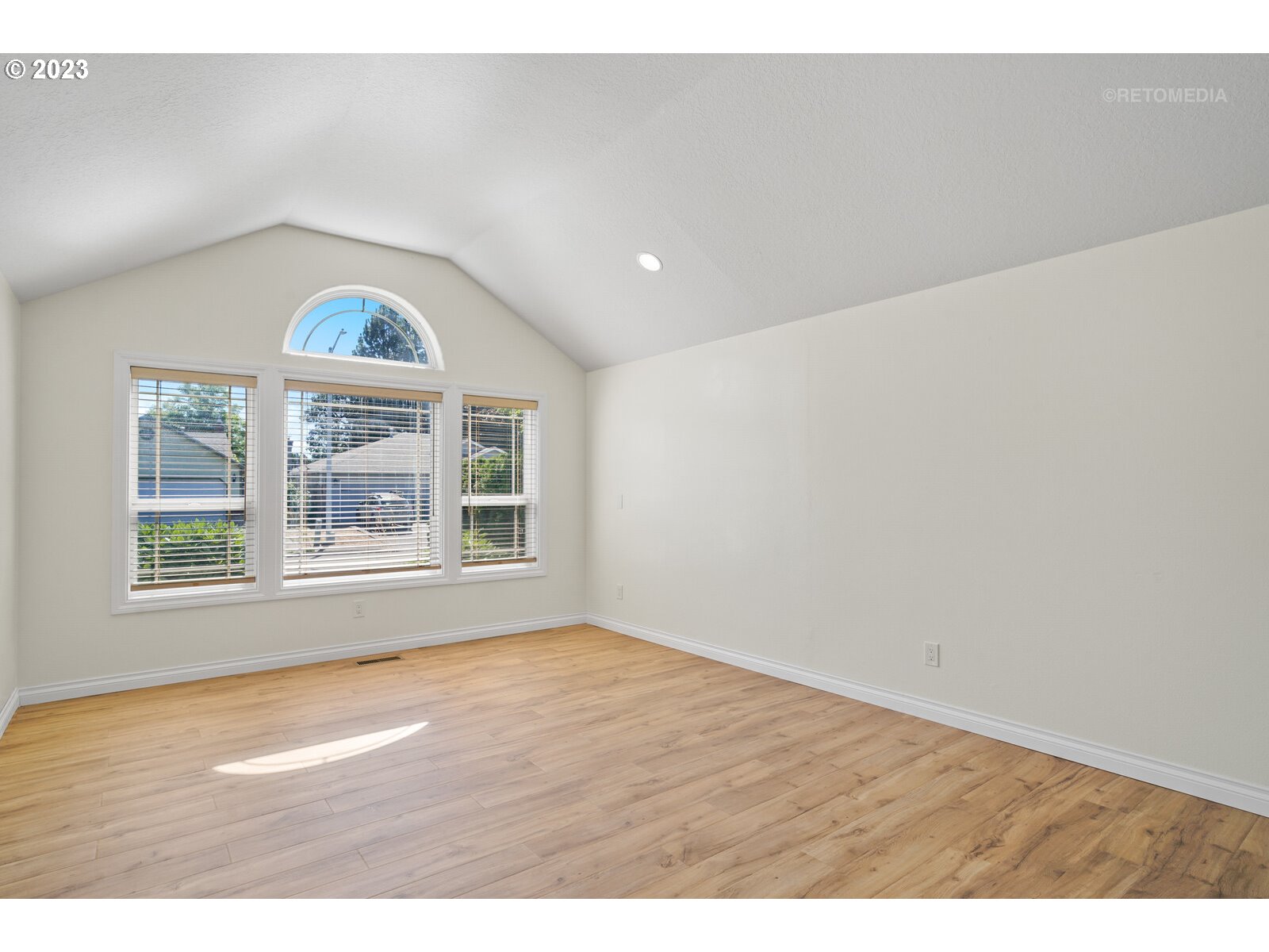 1903 N VALERI DR