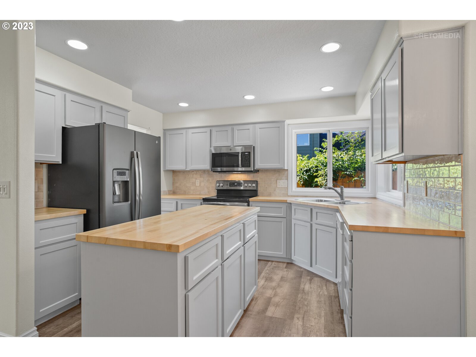 1903 N VALERI DR