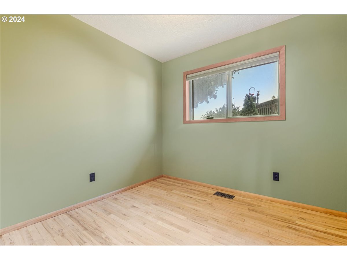 12216 SE SEQUOIA AVE