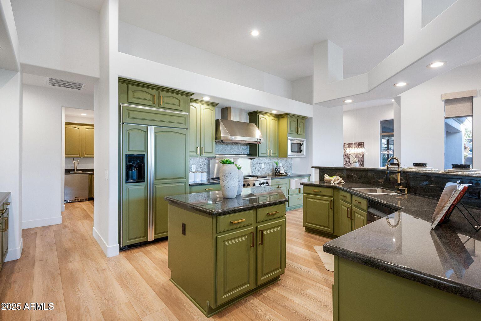 815 E COUNTY DOWN Drive