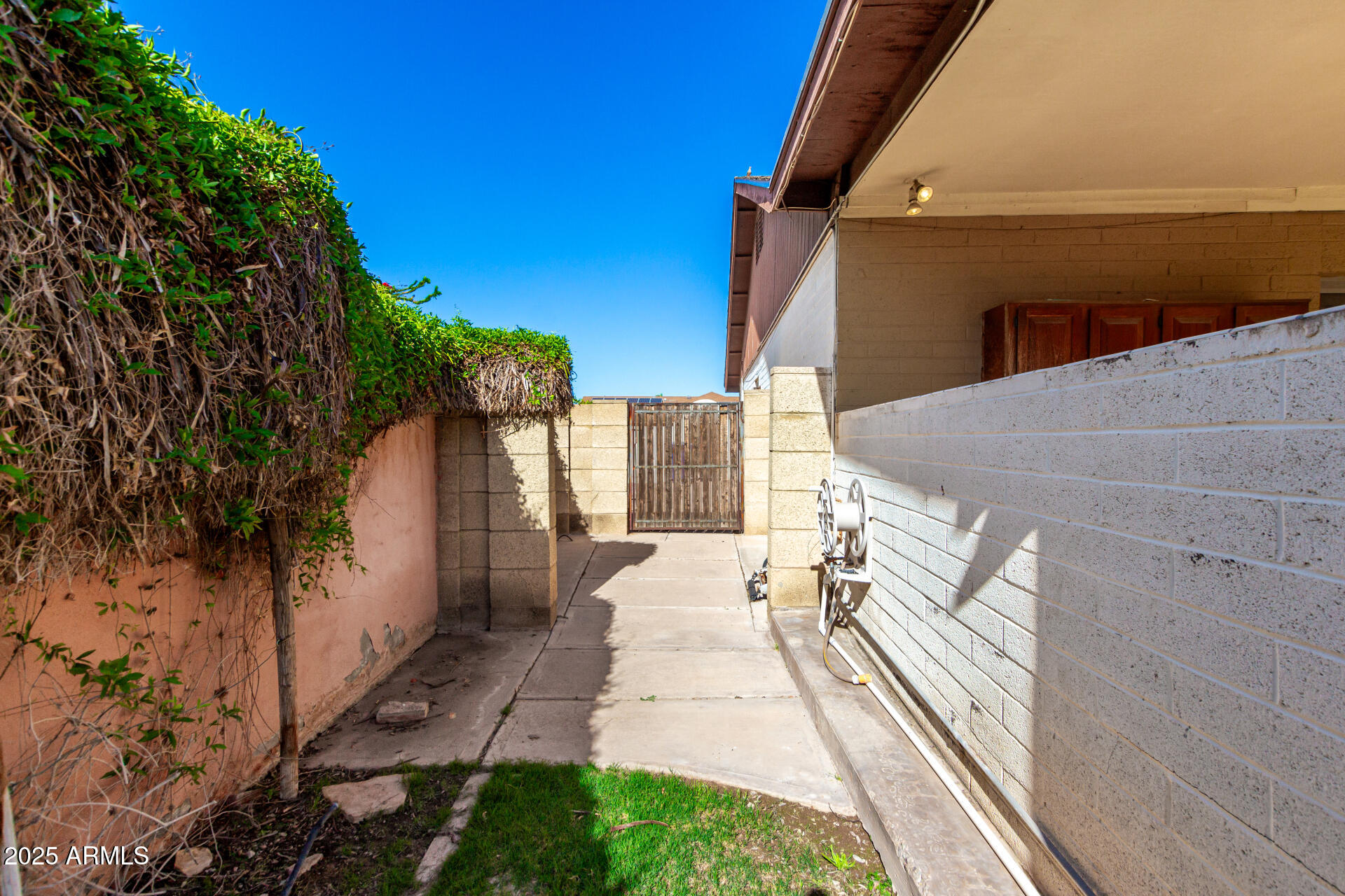 6608 S WILLOW Drive