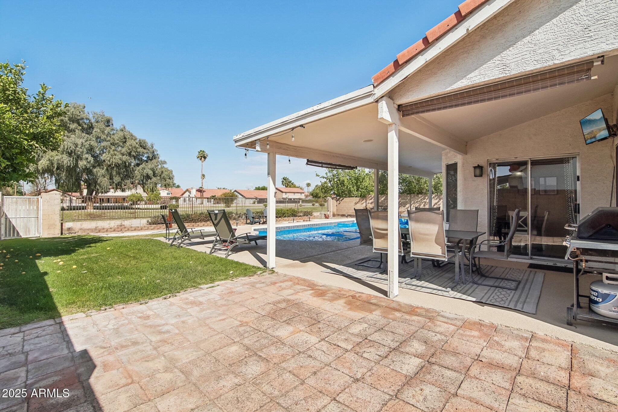 3528 N CRYSTAL Lane