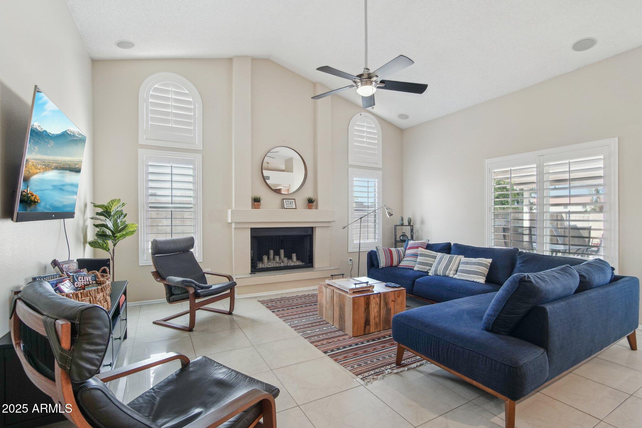 3528 N CRYSTAL Lane