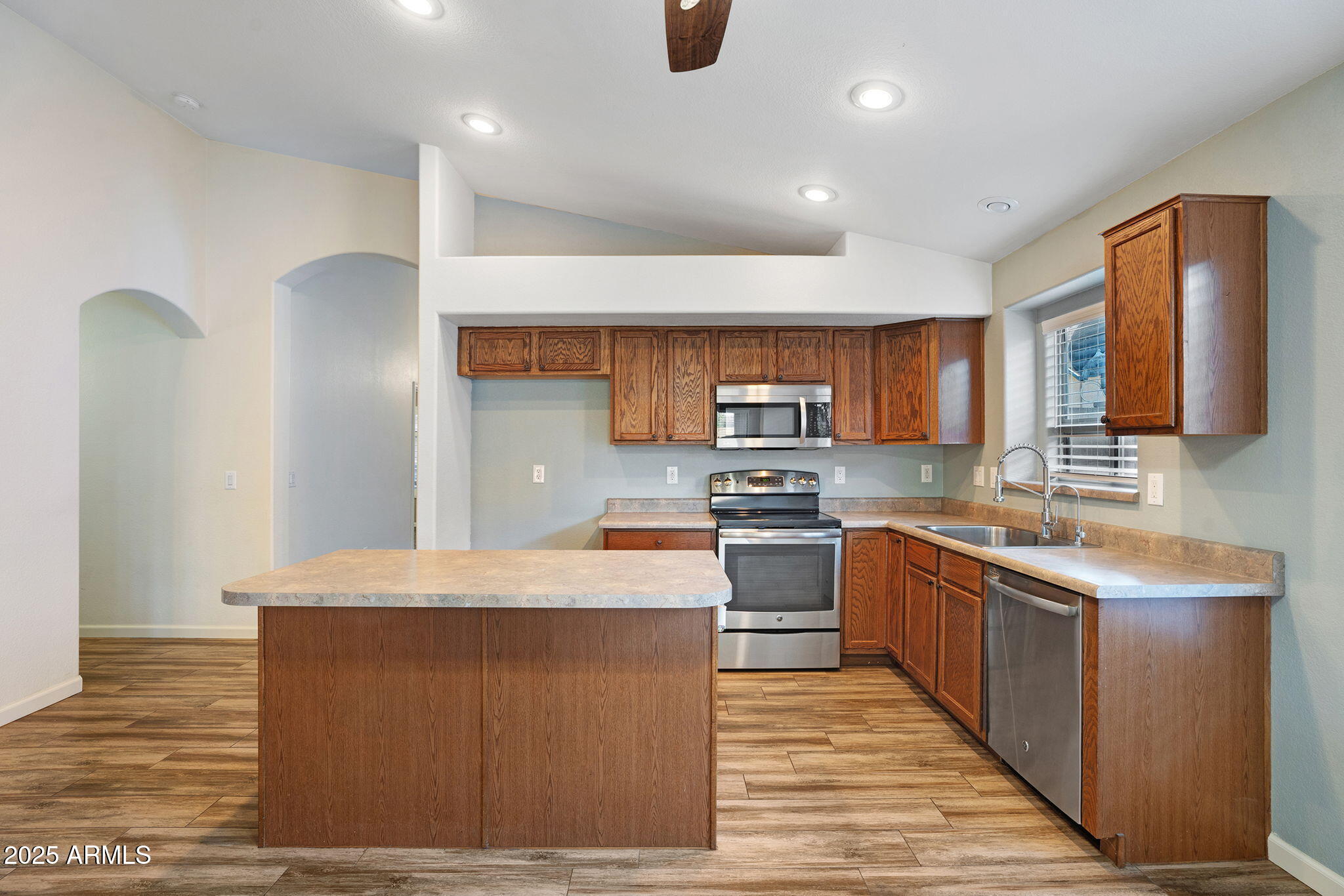 418 E CLAIRIDGE Drive