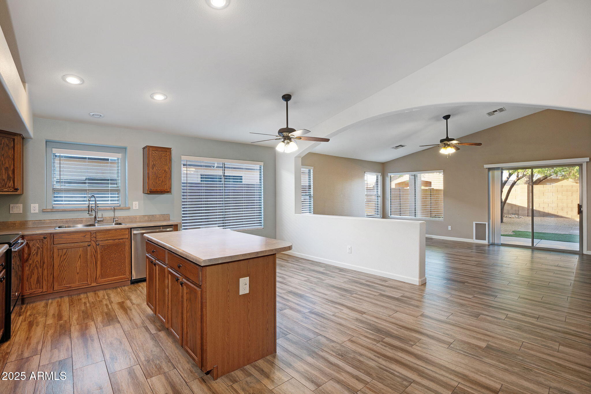 418 E CLAIRIDGE Drive