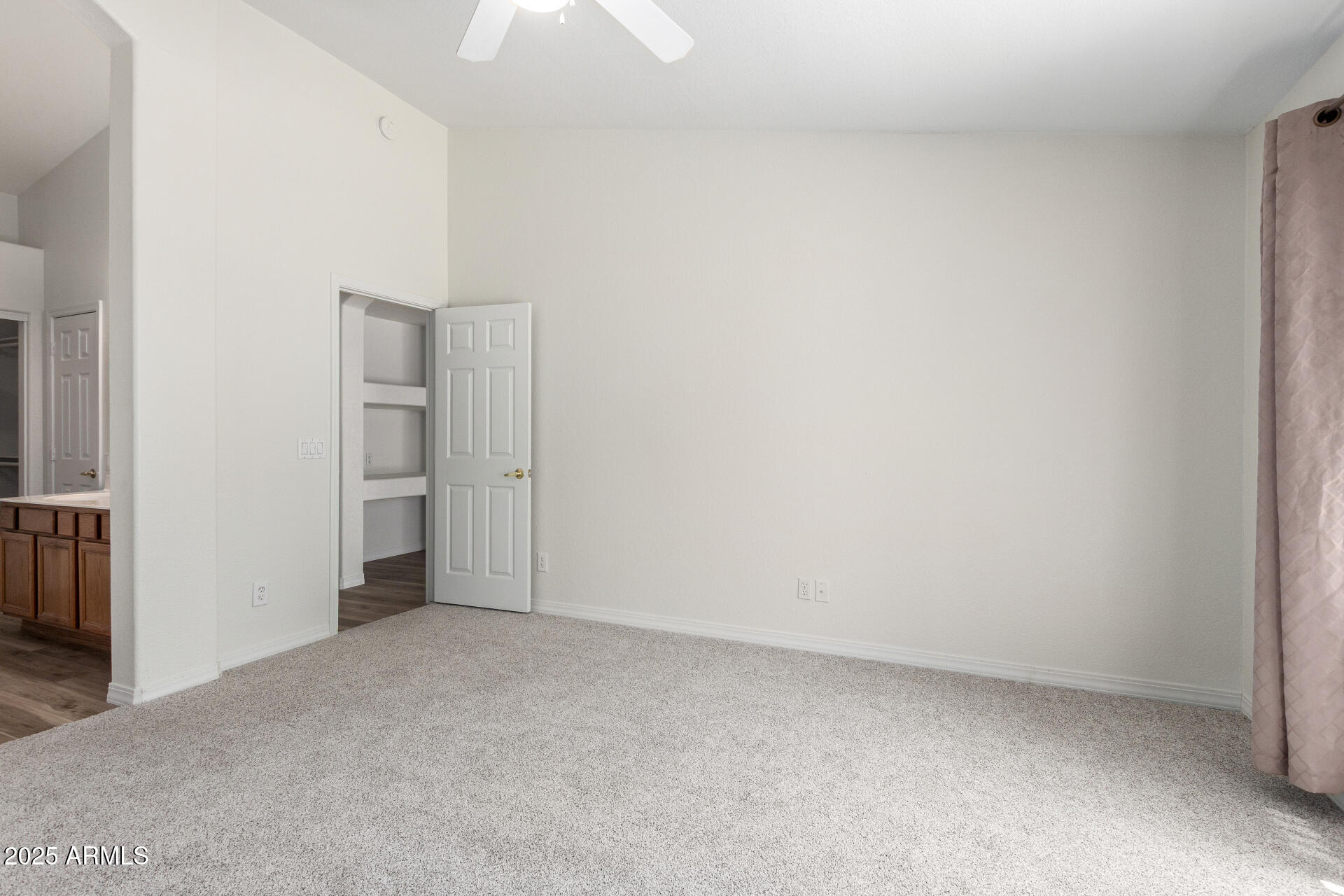 423 W CENTURY Court