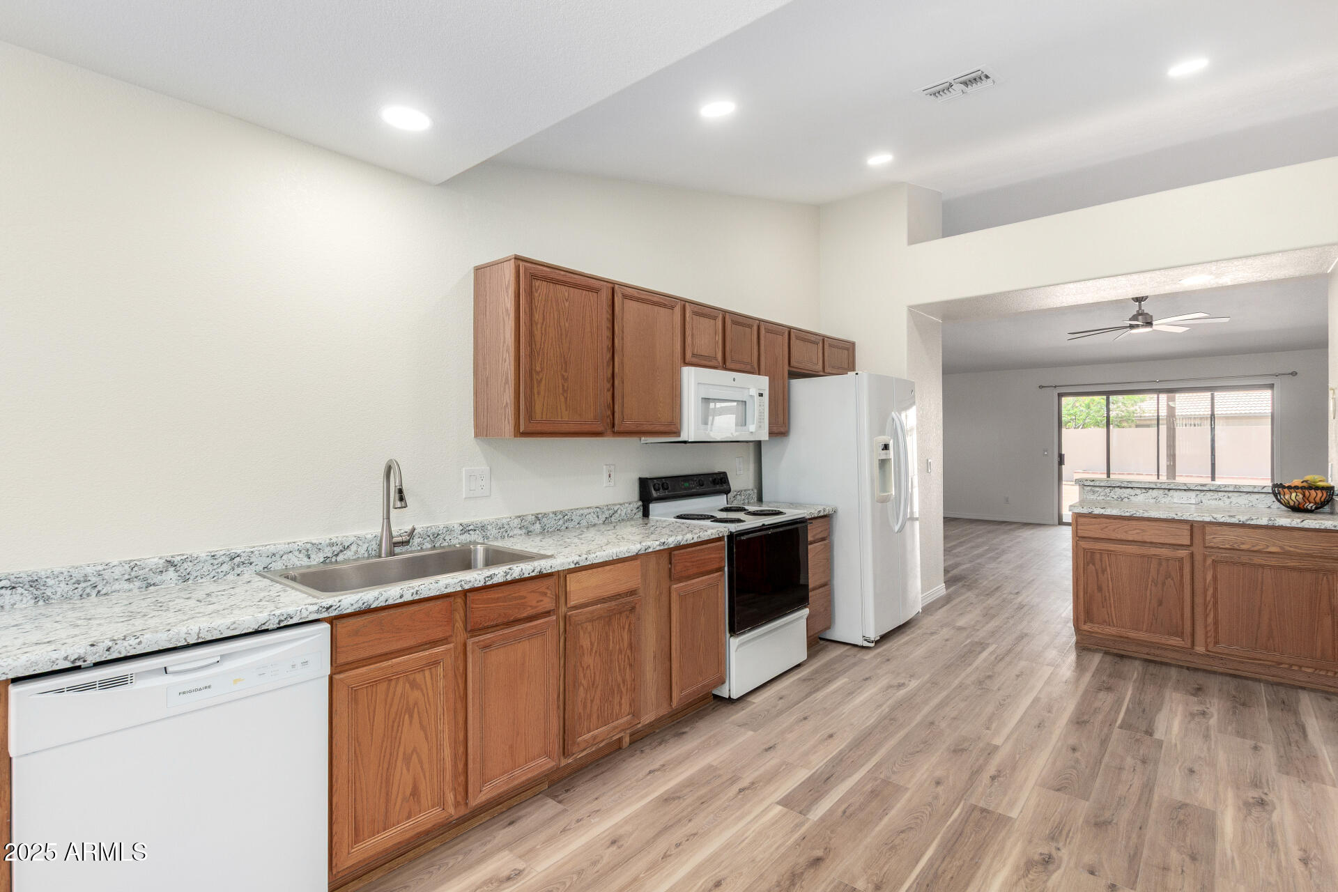 423 W CENTURY Court