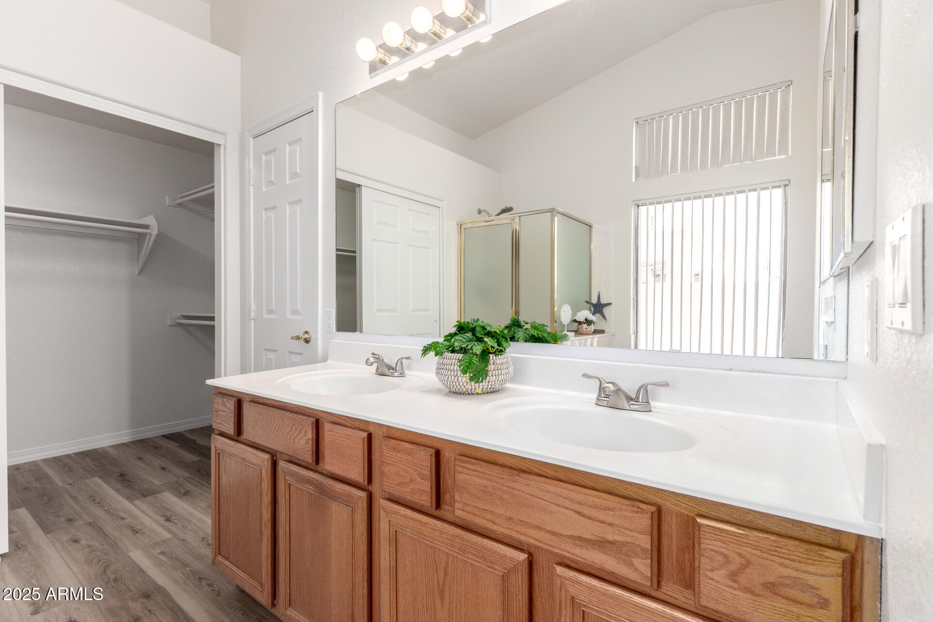 423 W CENTURY Court