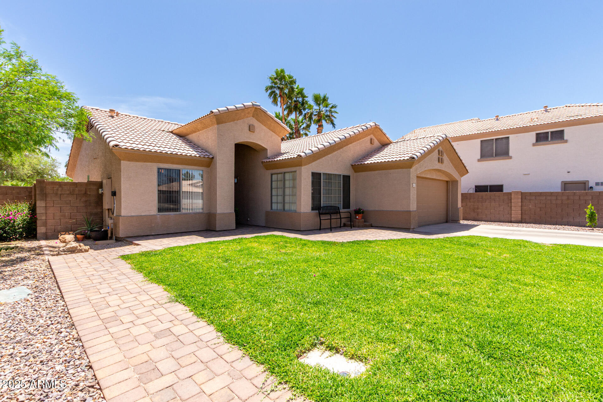 423 W CENTURY Court