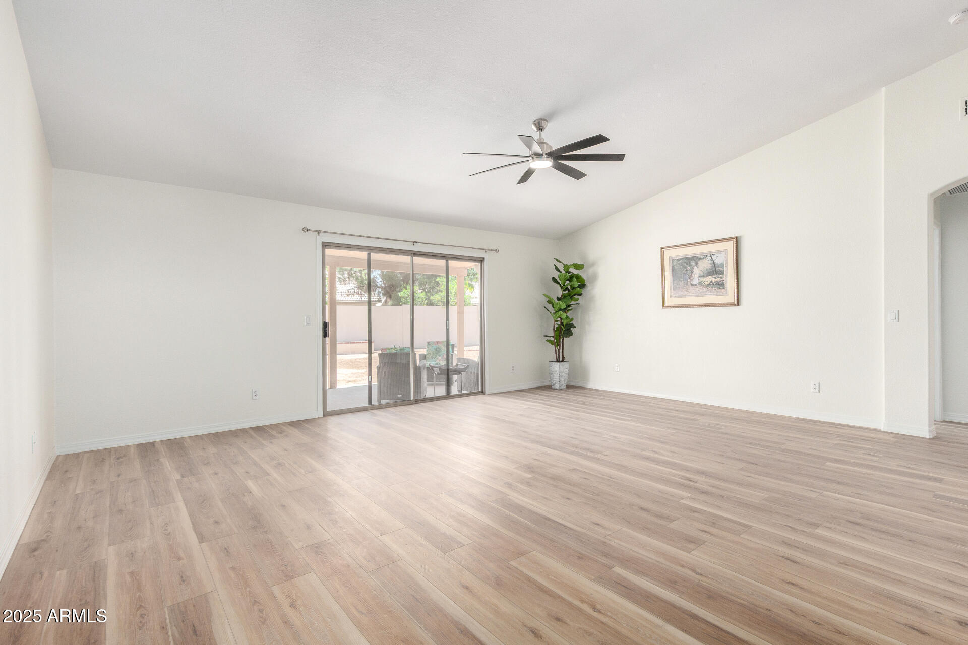 423 W CENTURY Court