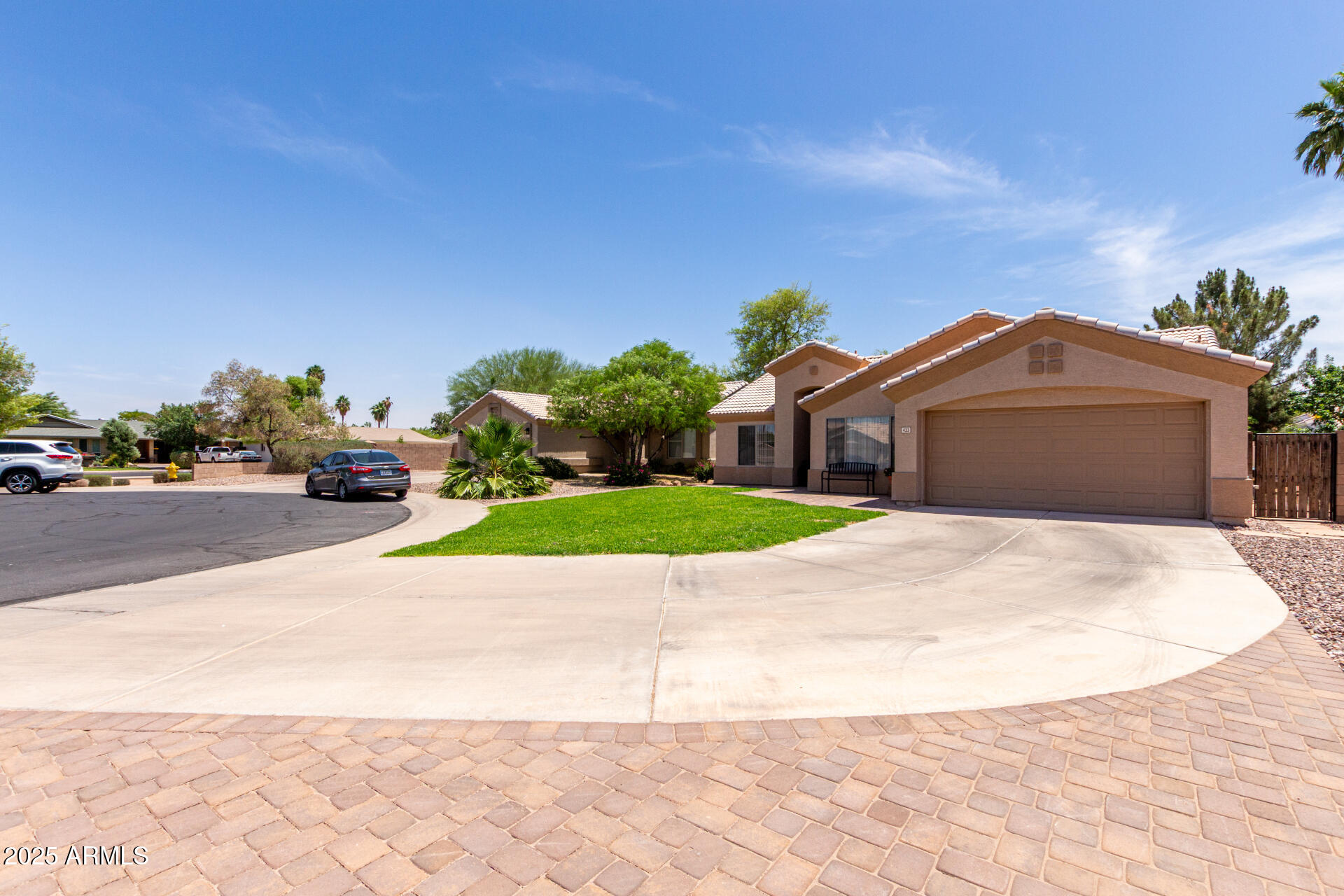 423 W CENTURY Court