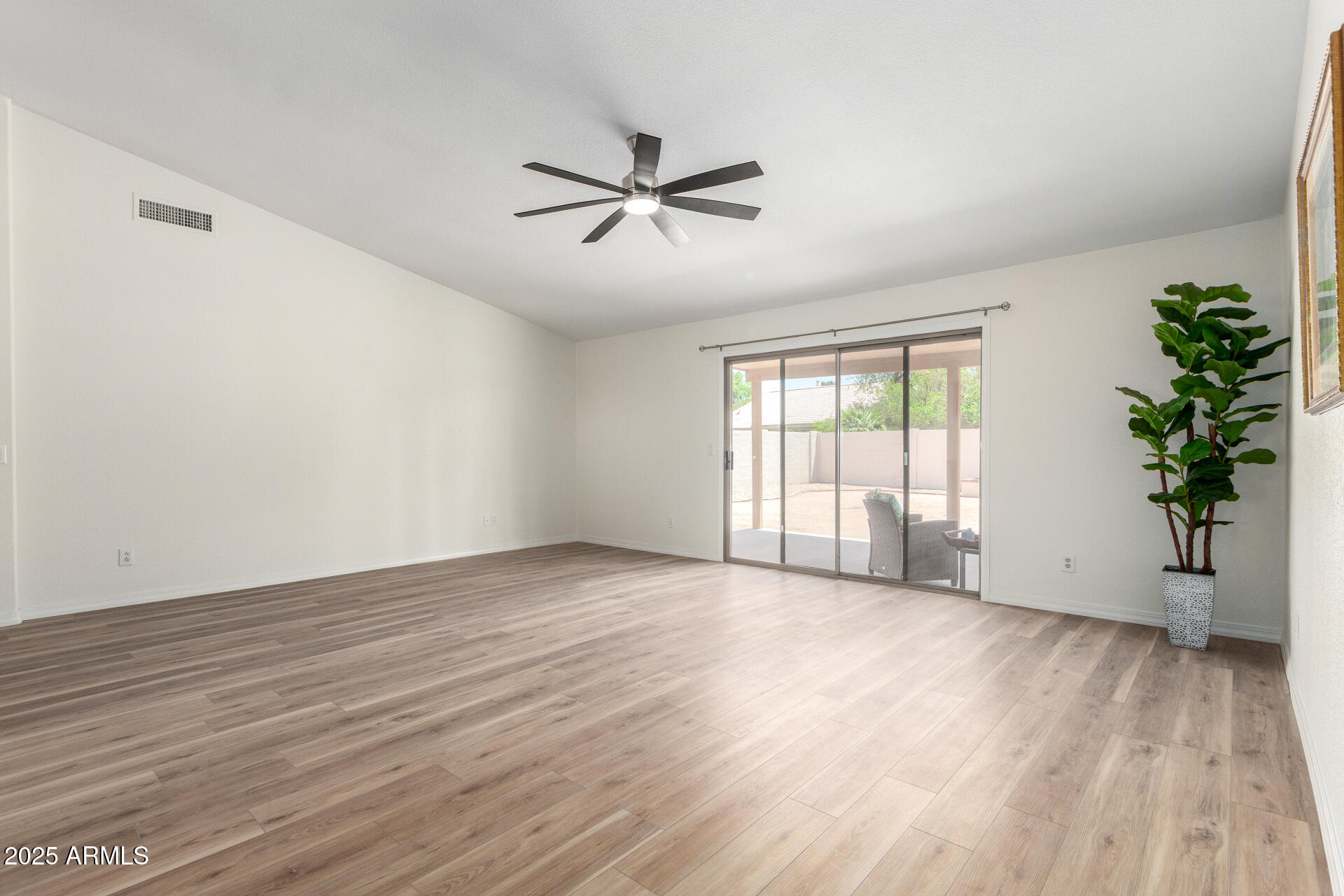 423 W CENTURY Court