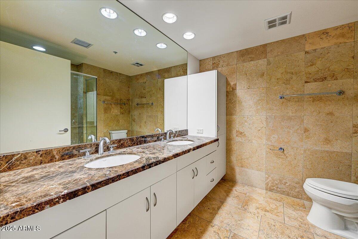 7137 E RANCHO VISTA Drive 2010