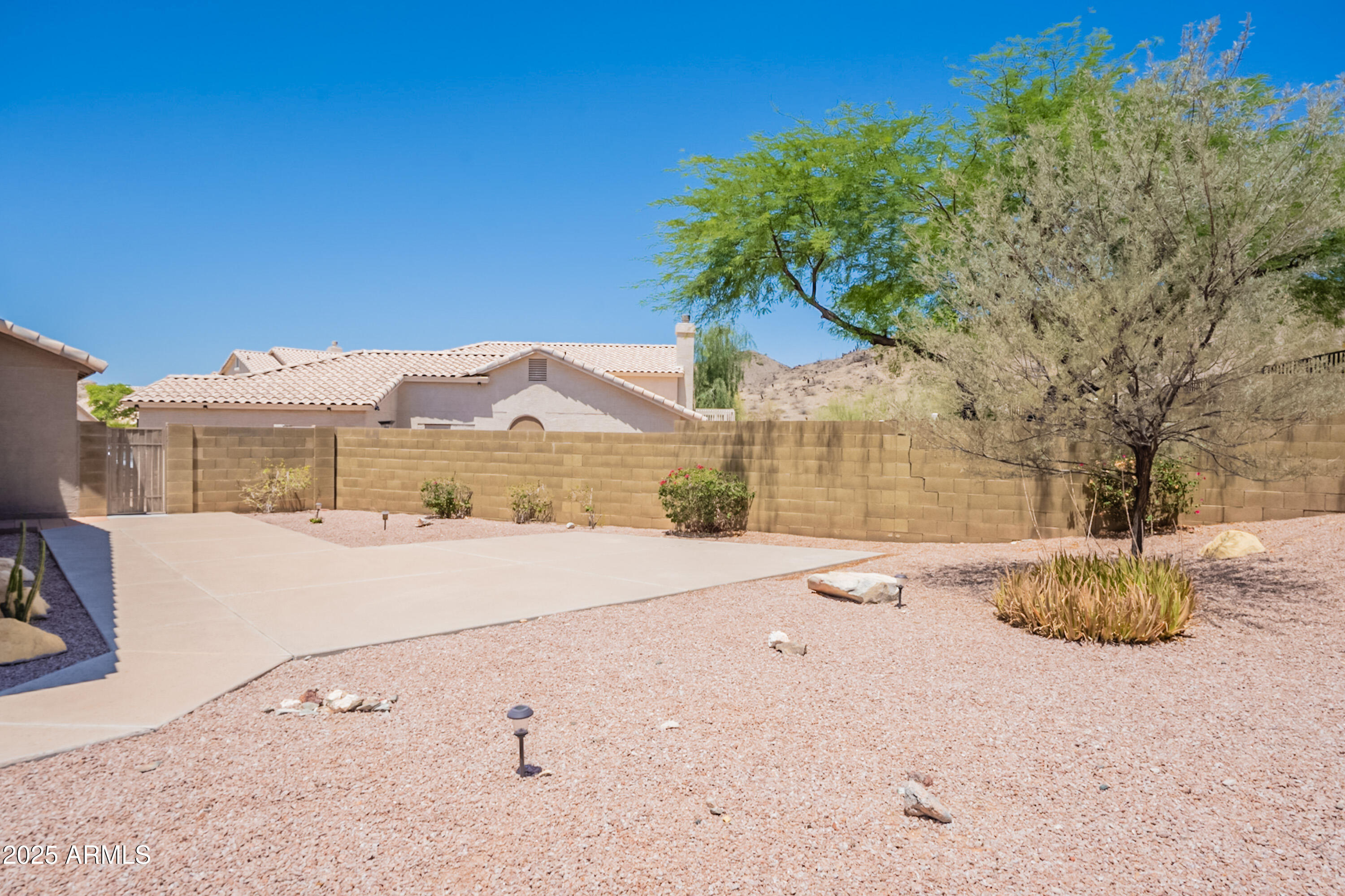 2422 E ROCKLEDGE Road