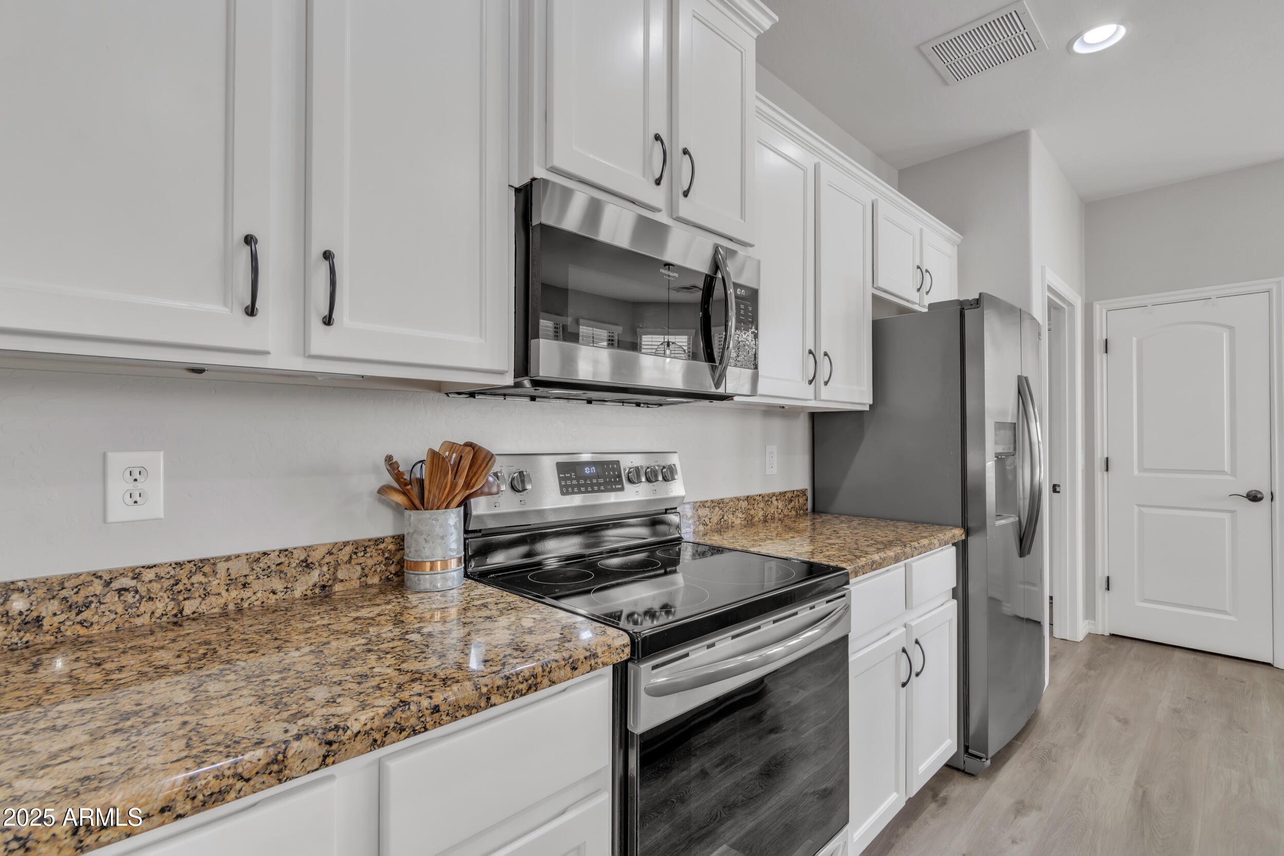 1556 E VESPER Trail