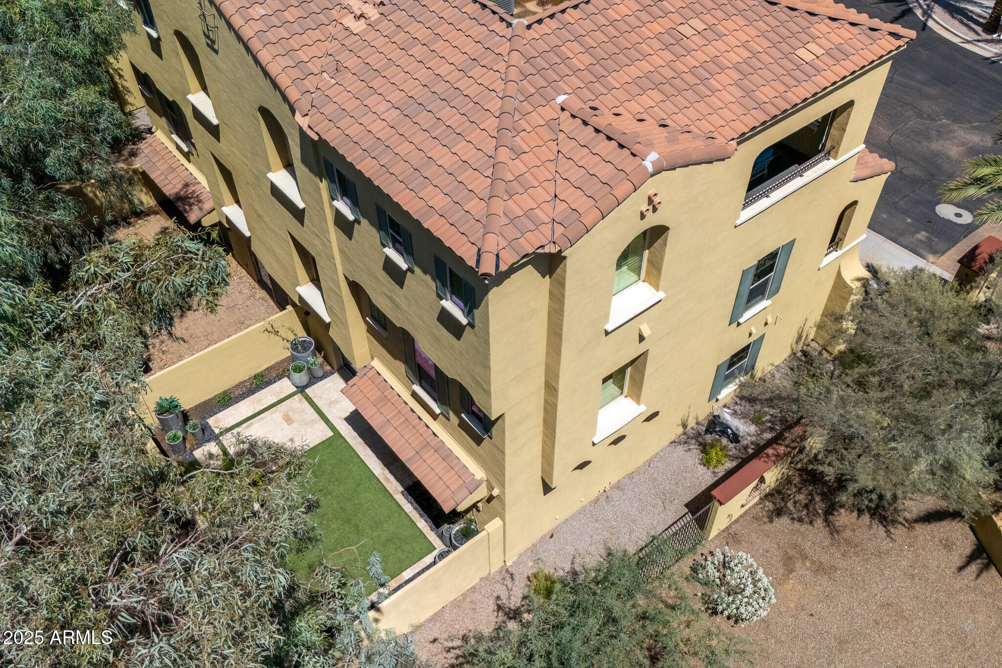 810 N Imperial Place