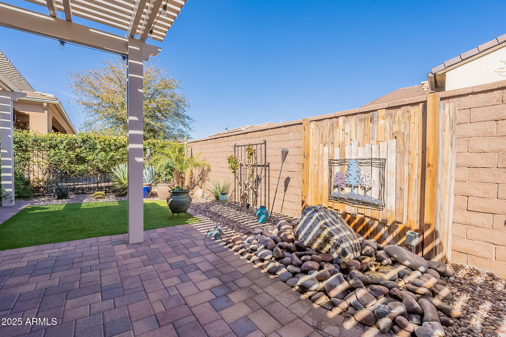 194 E LEMON Lane