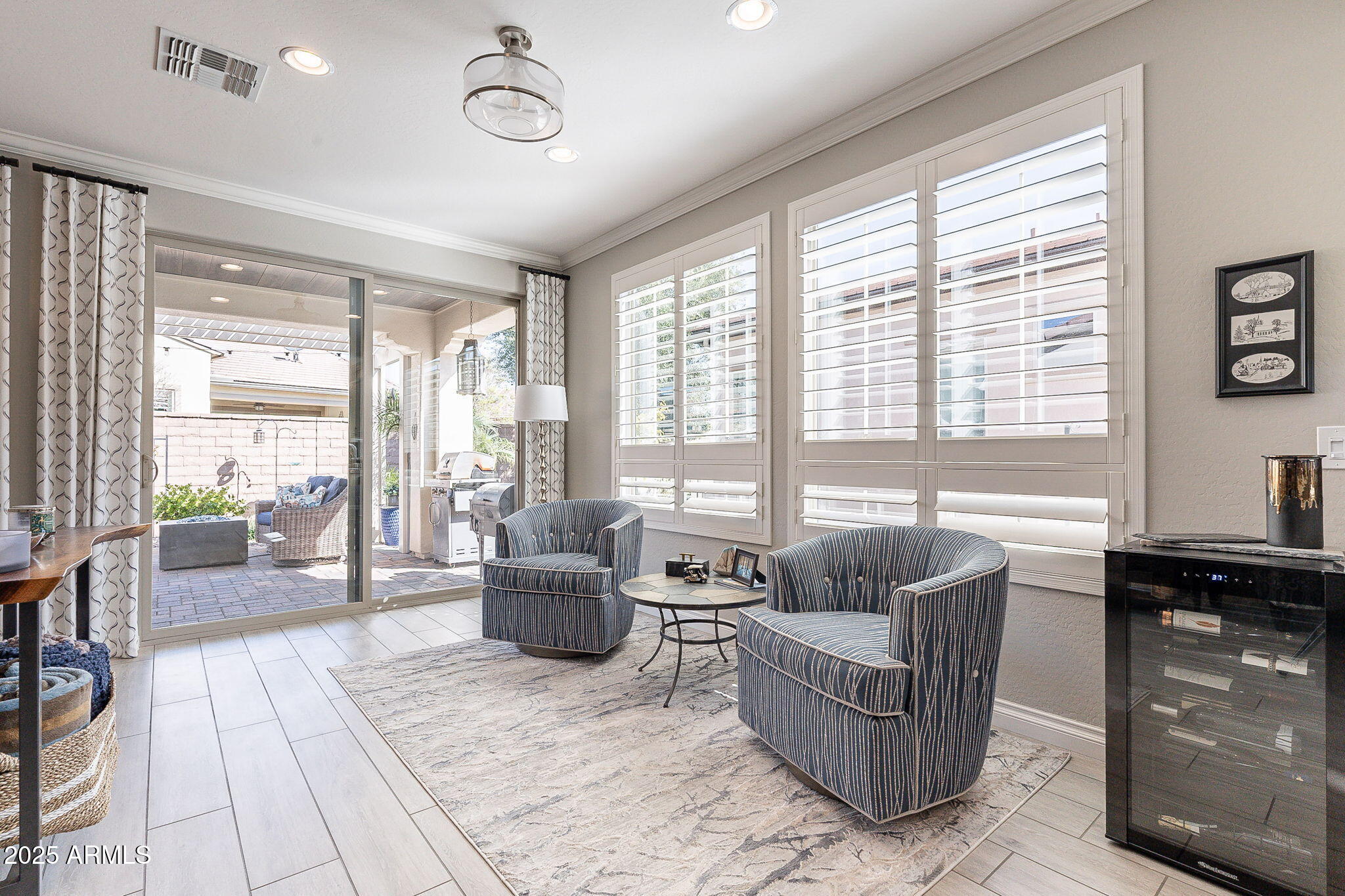 194 E LEMON Lane