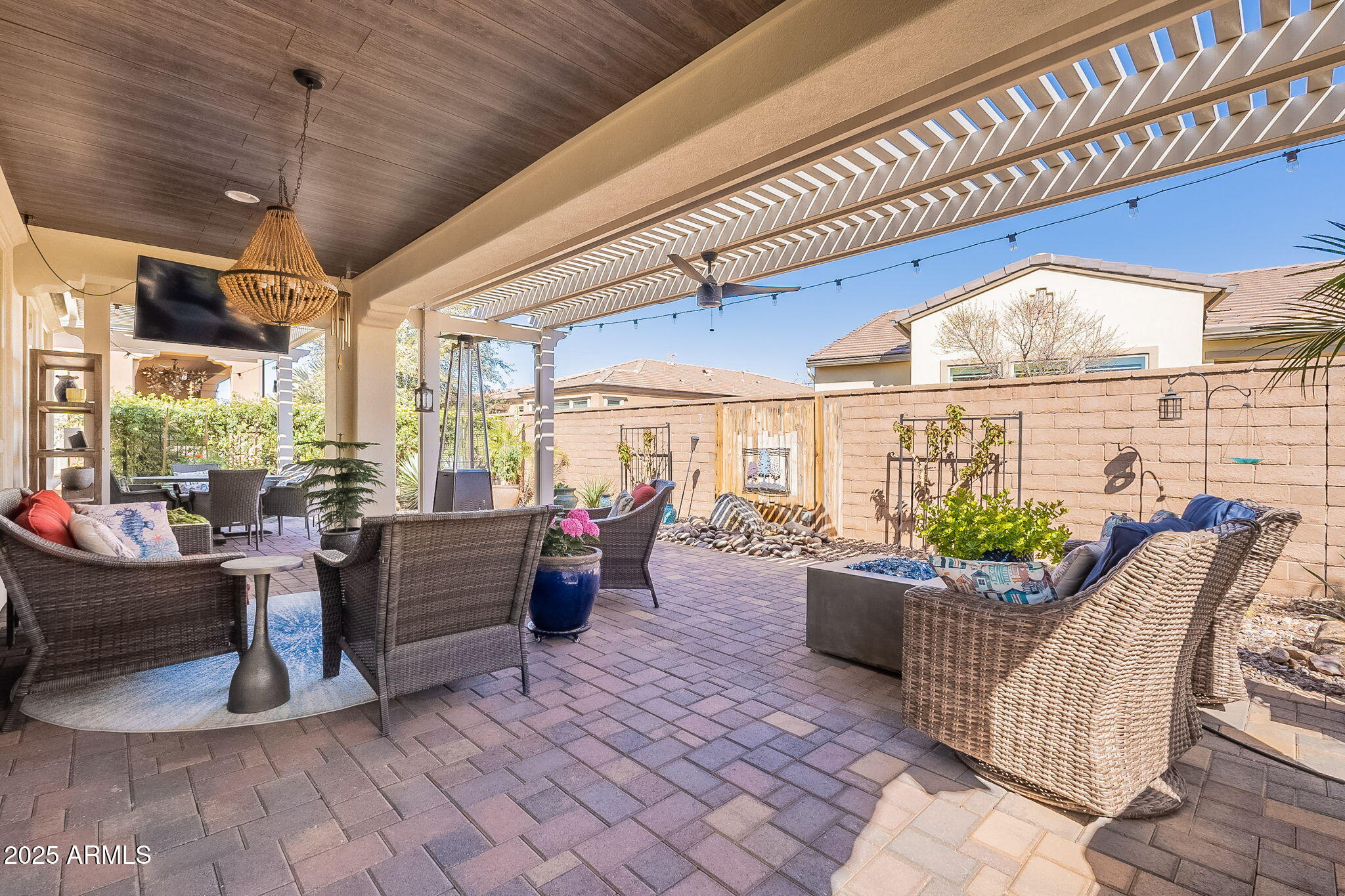 194 E LEMON Lane