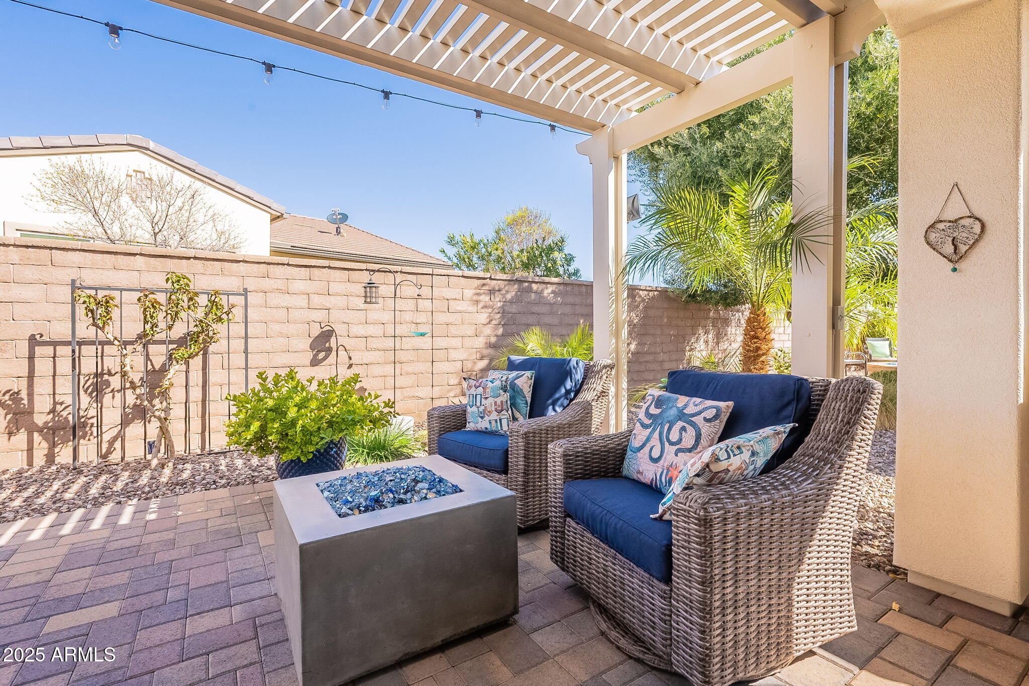 194 E LEMON Lane
