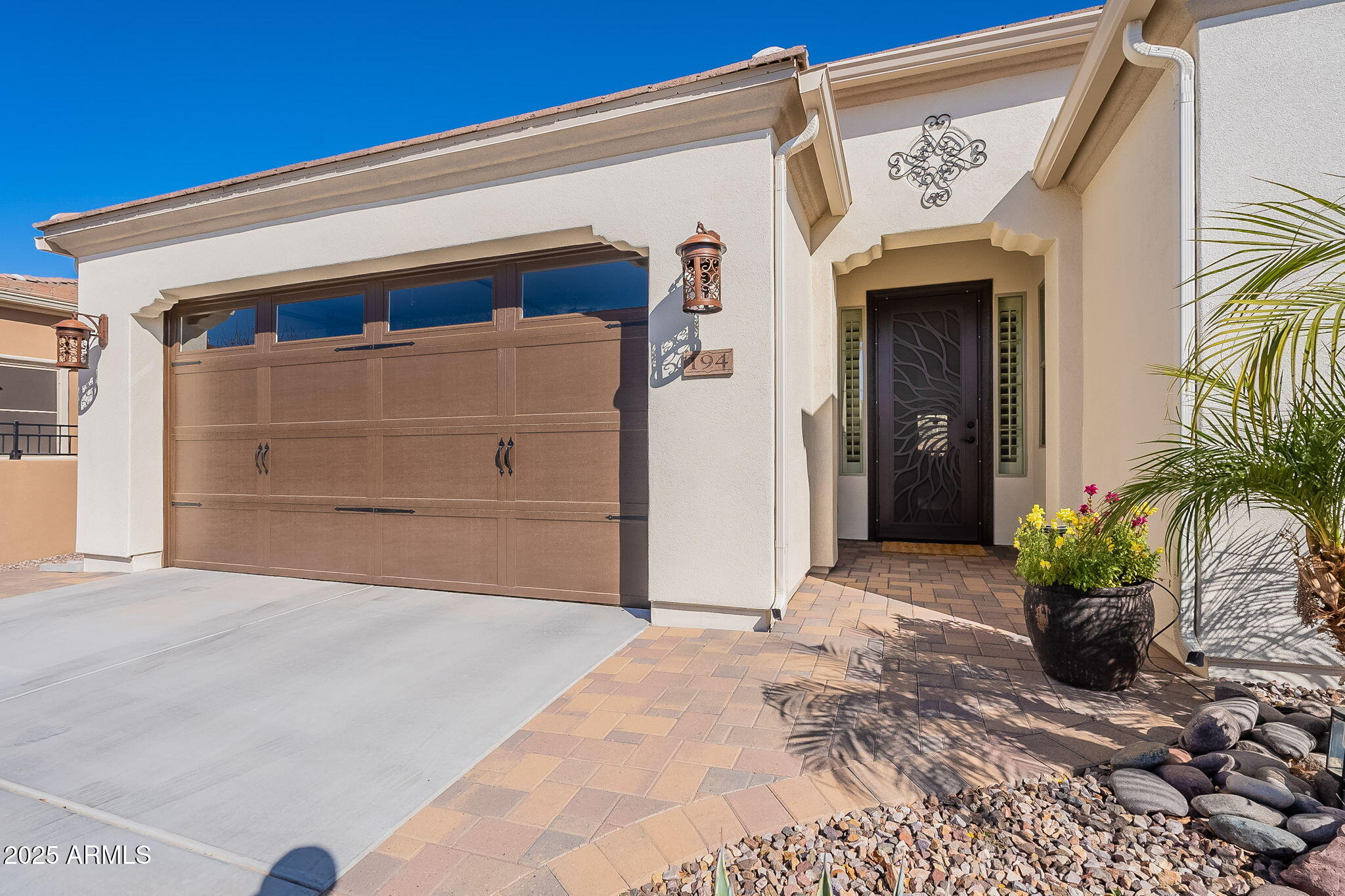 194 E LEMON Lane