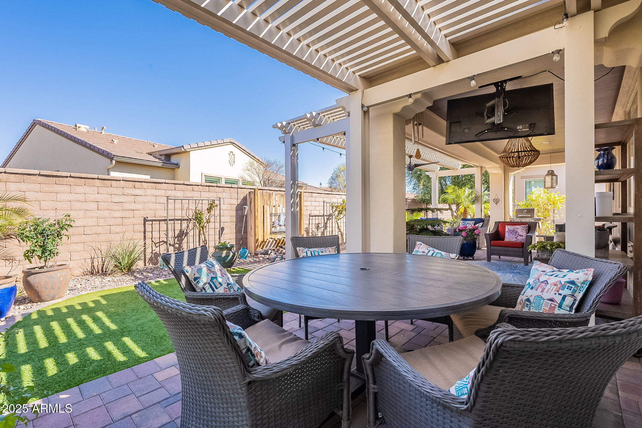 194 E LEMON Lane