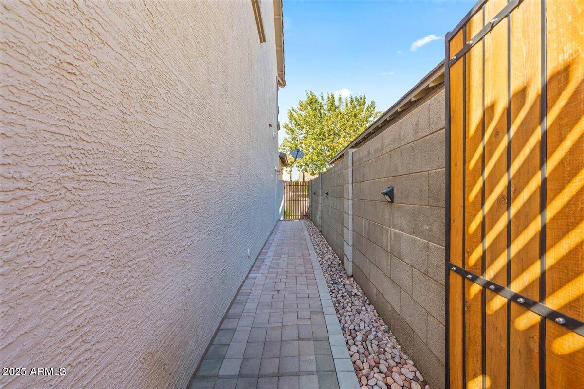 4223 E DEL RIO Drive