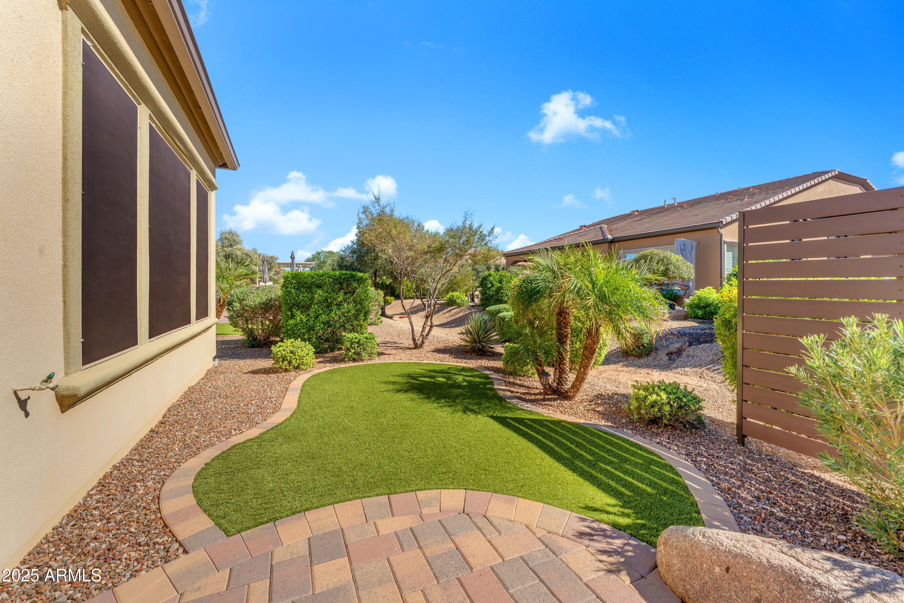 201 E LEMON Lane