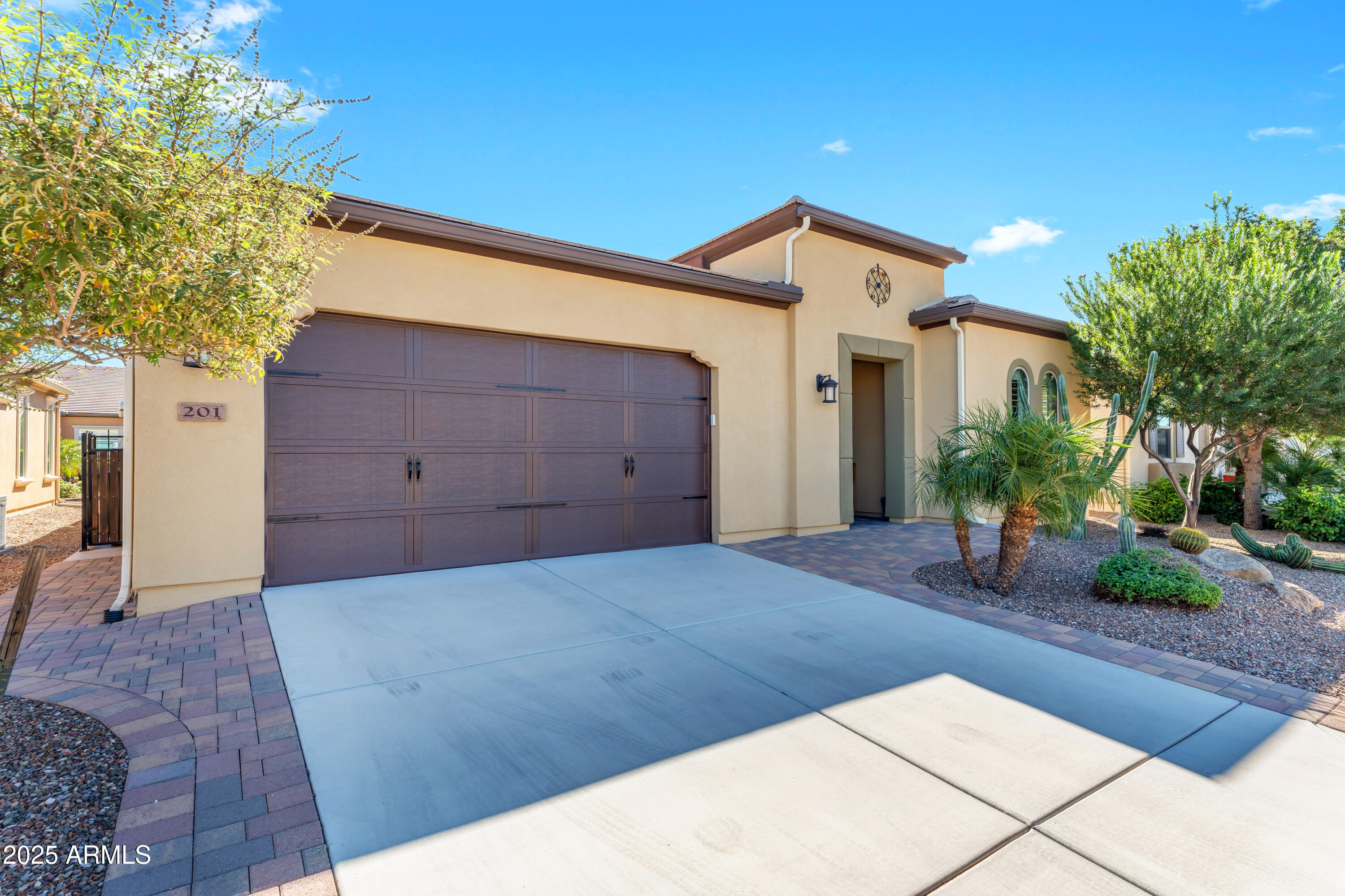 201 E LEMON Lane