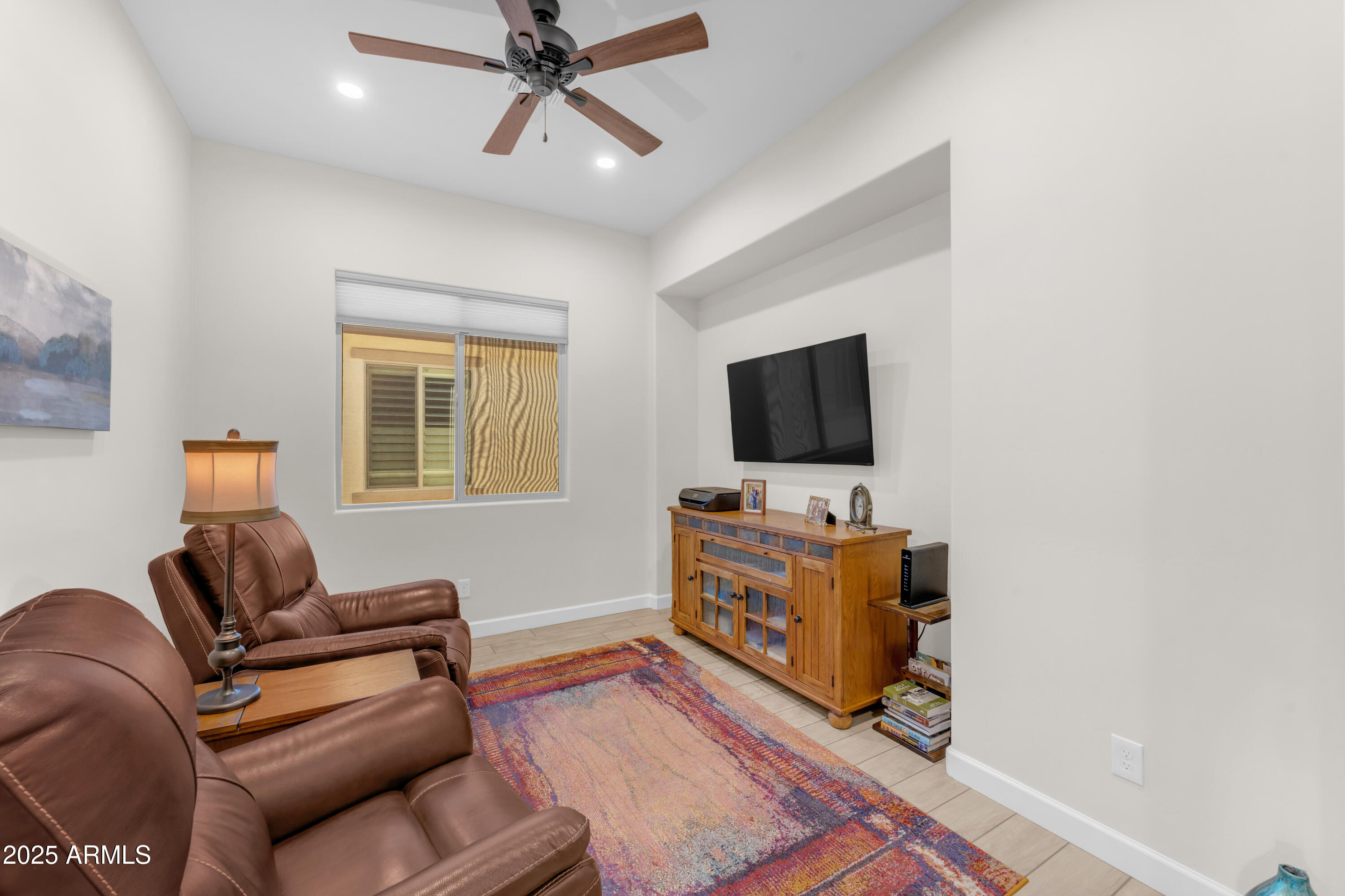 201 E LEMON Lane