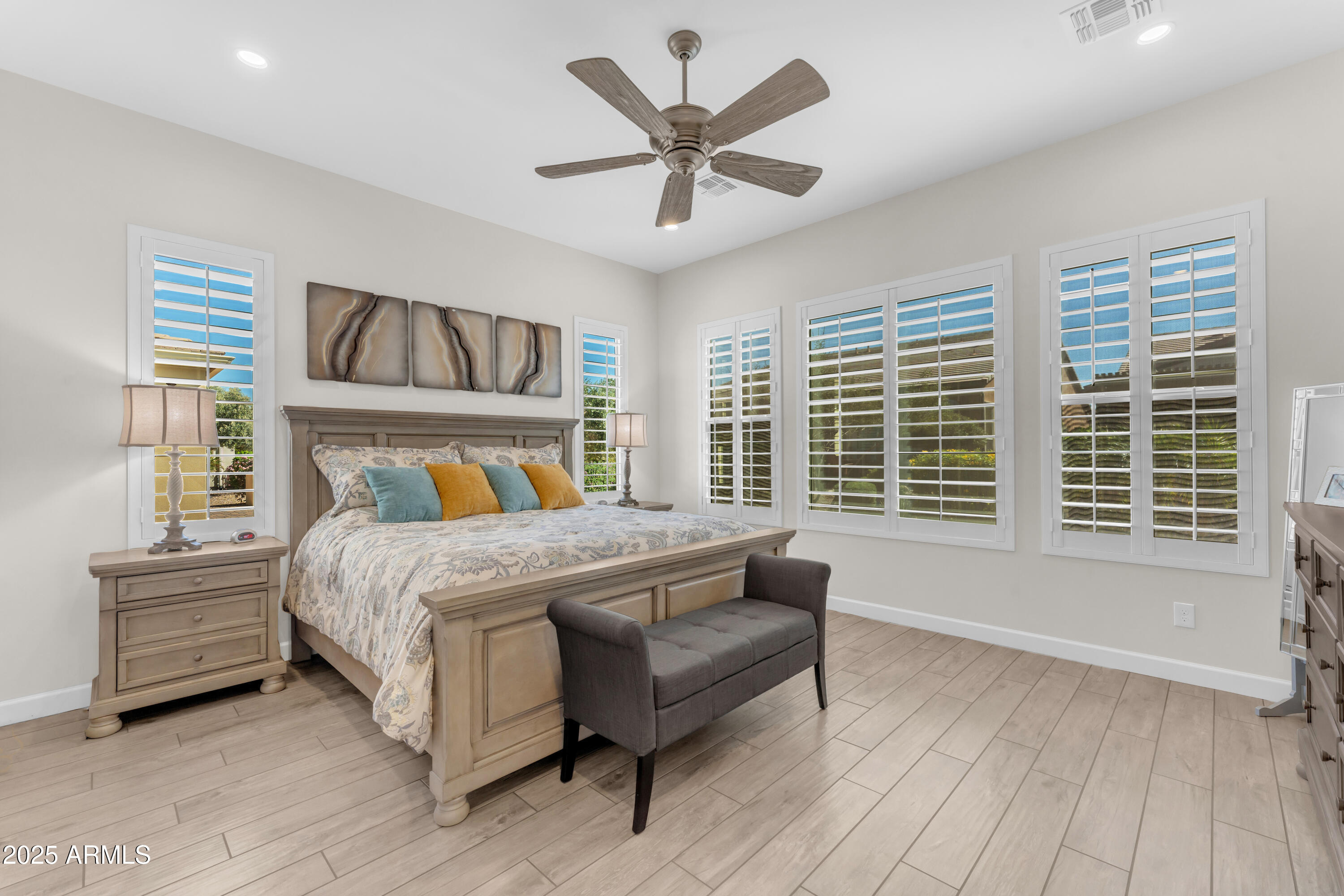 201 E LEMON Lane