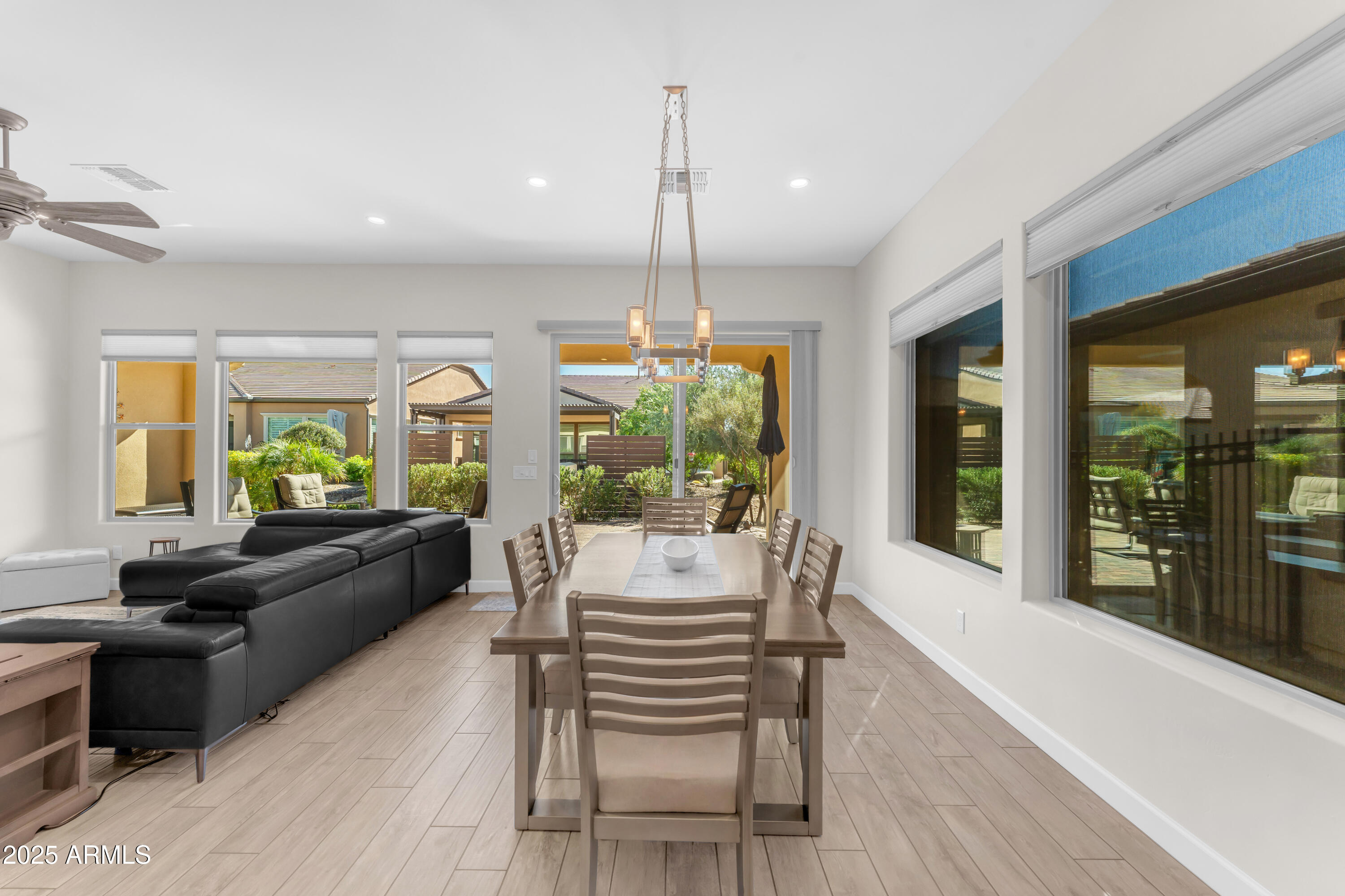 201 E LEMON Lane