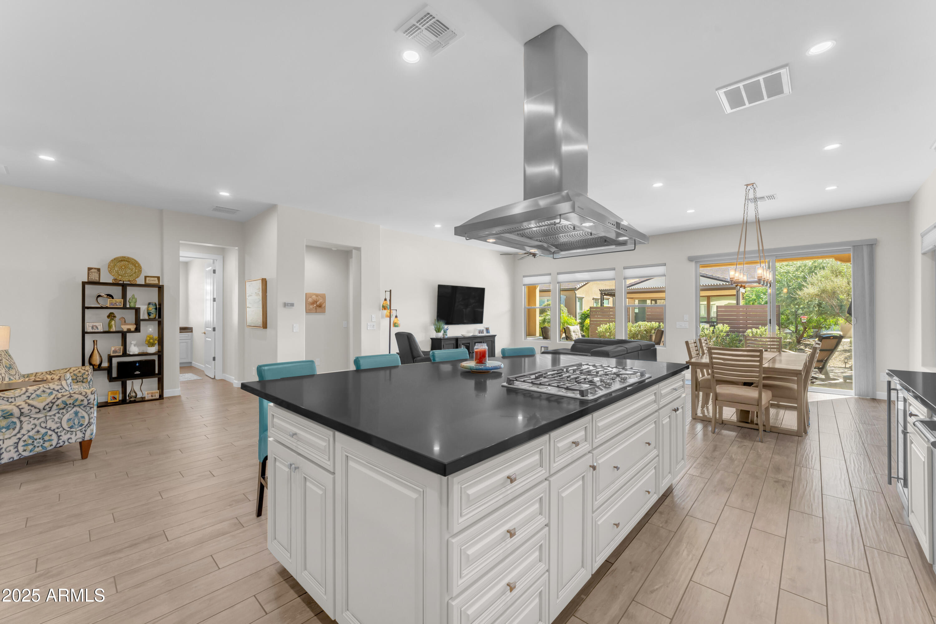 201 E LEMON Lane