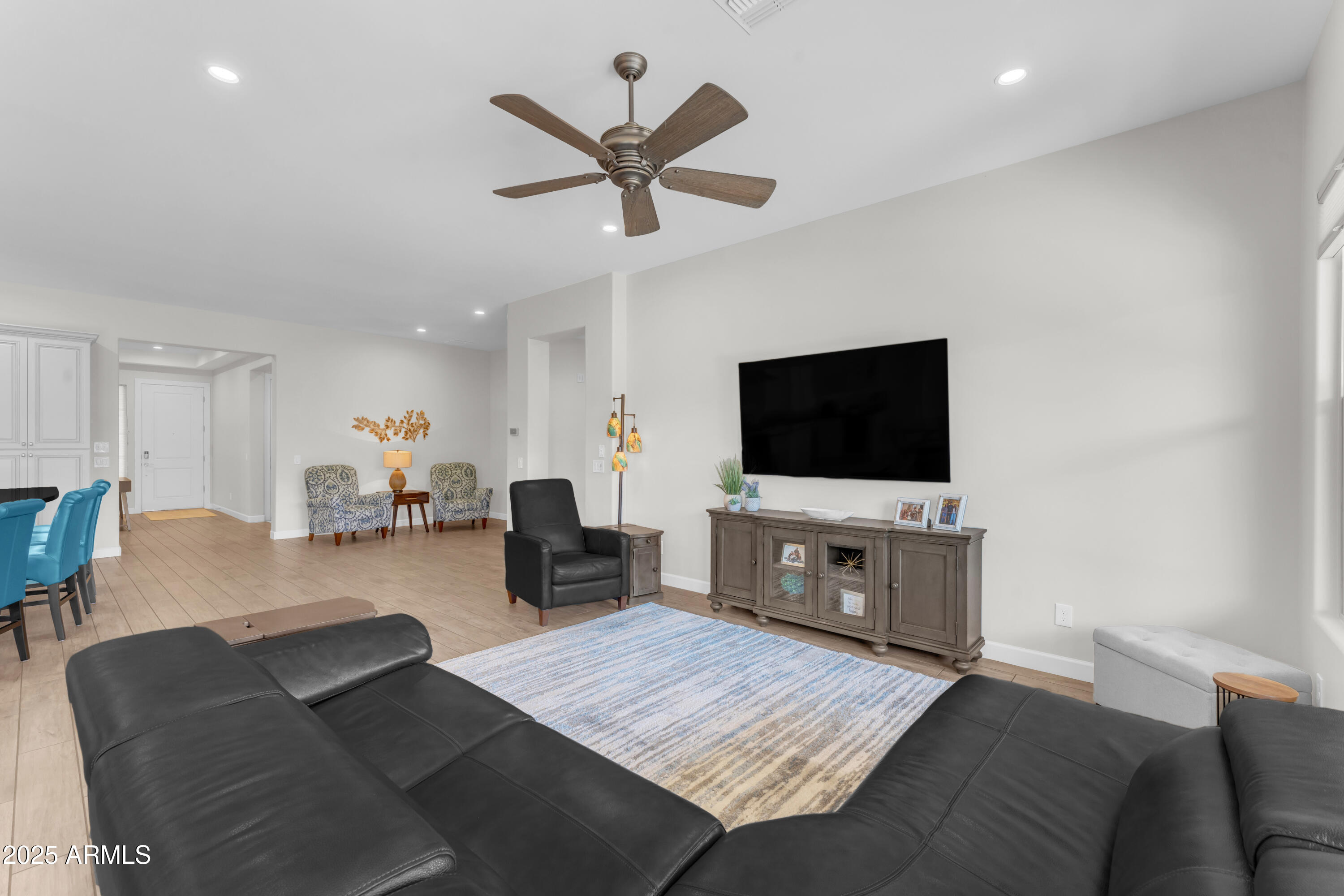 201 E LEMON Lane