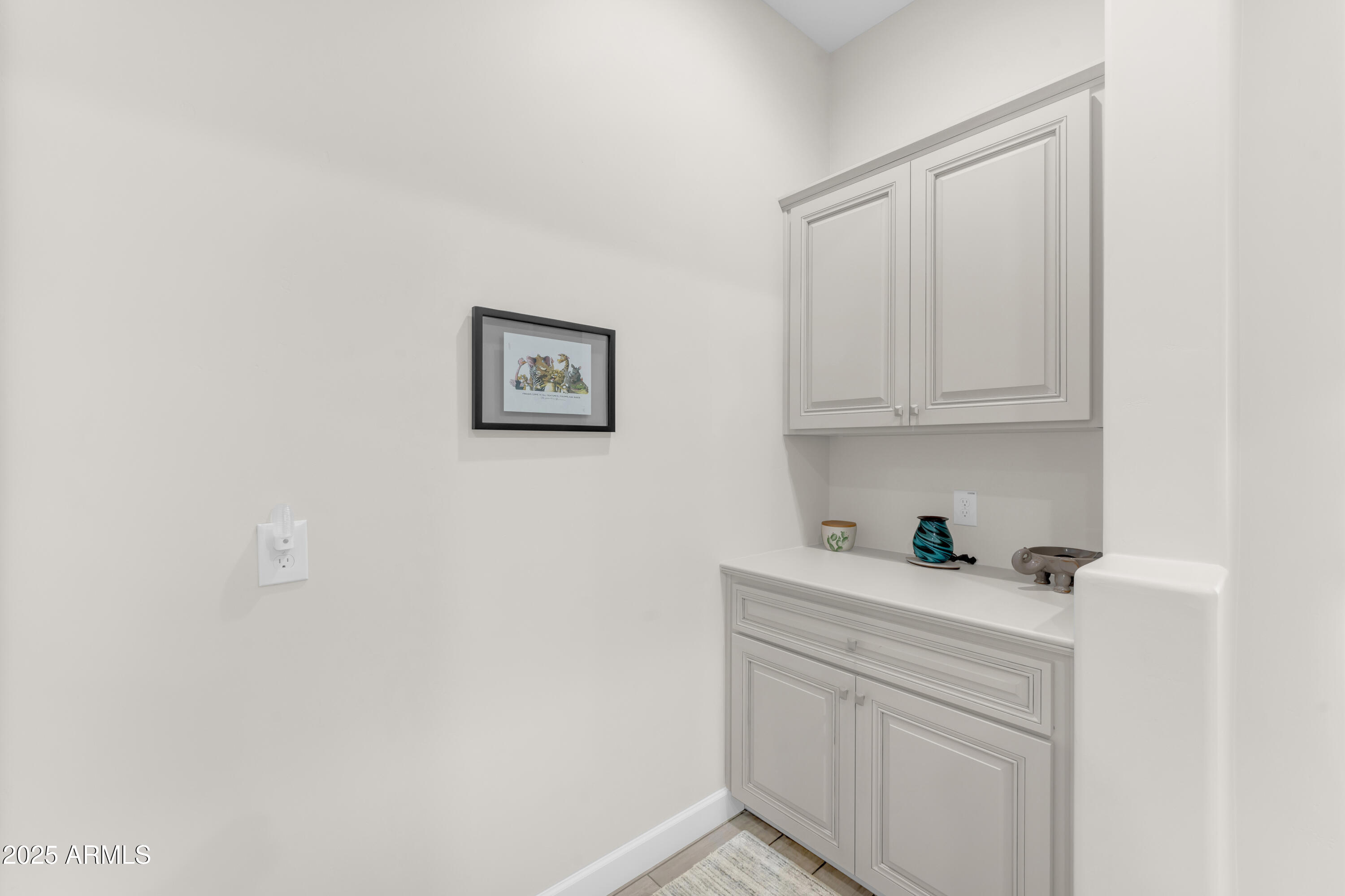 201 E LEMON Lane