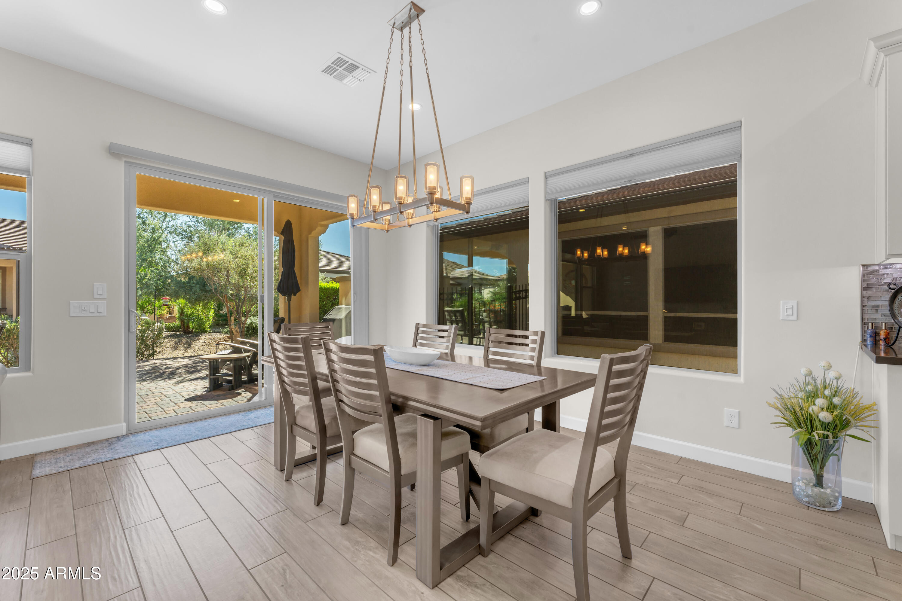 201 E LEMON Lane