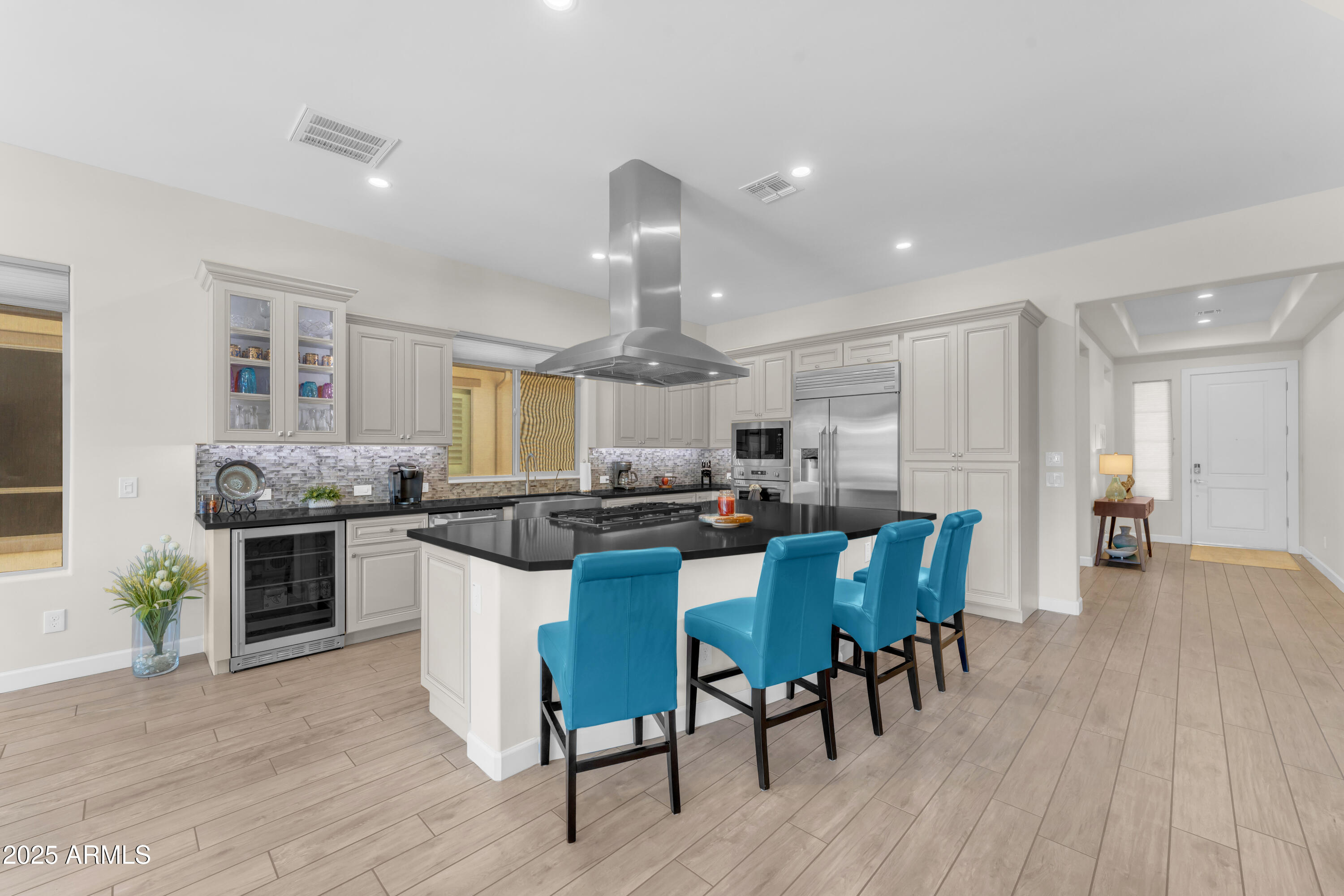 201 E LEMON Lane