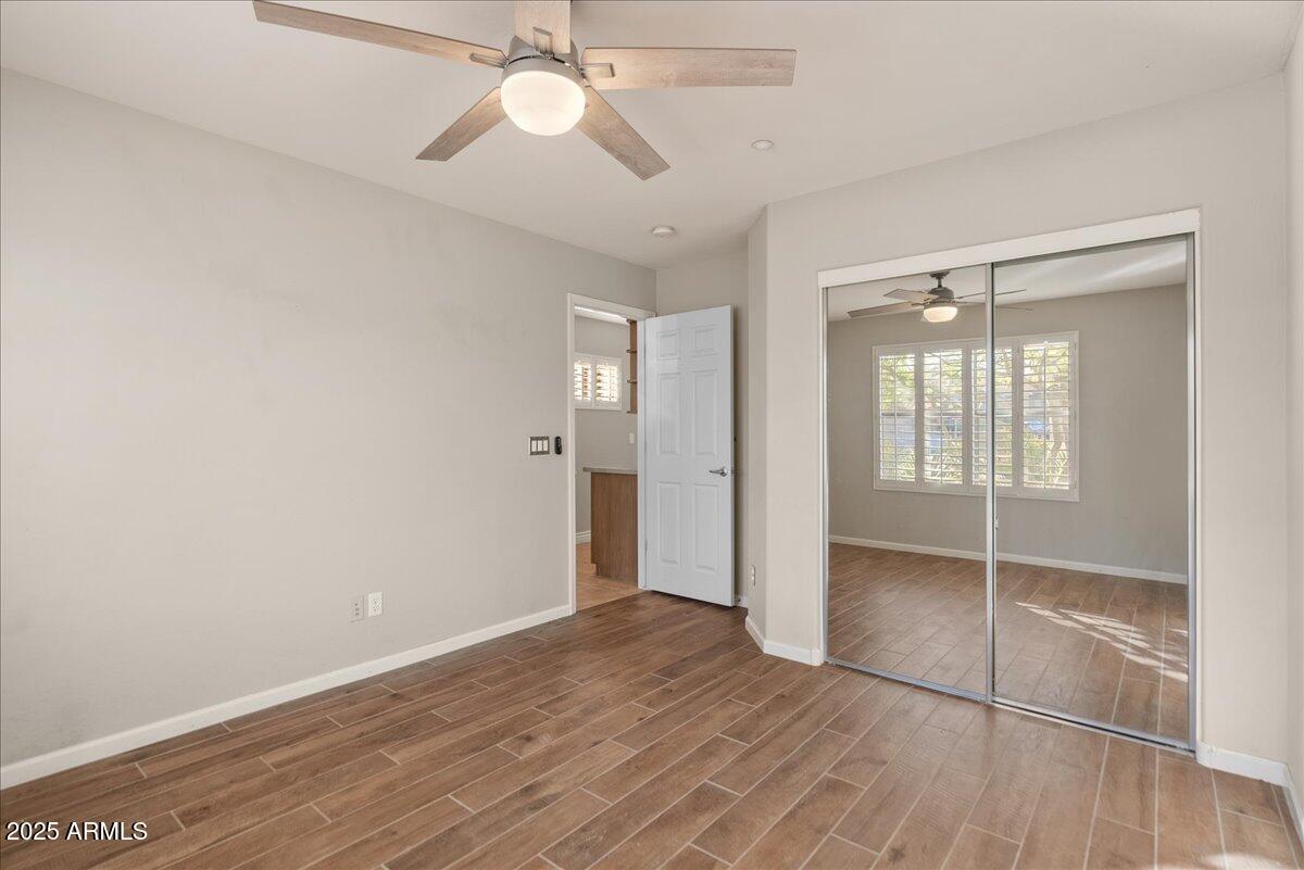 9204 N LONGFEATHER