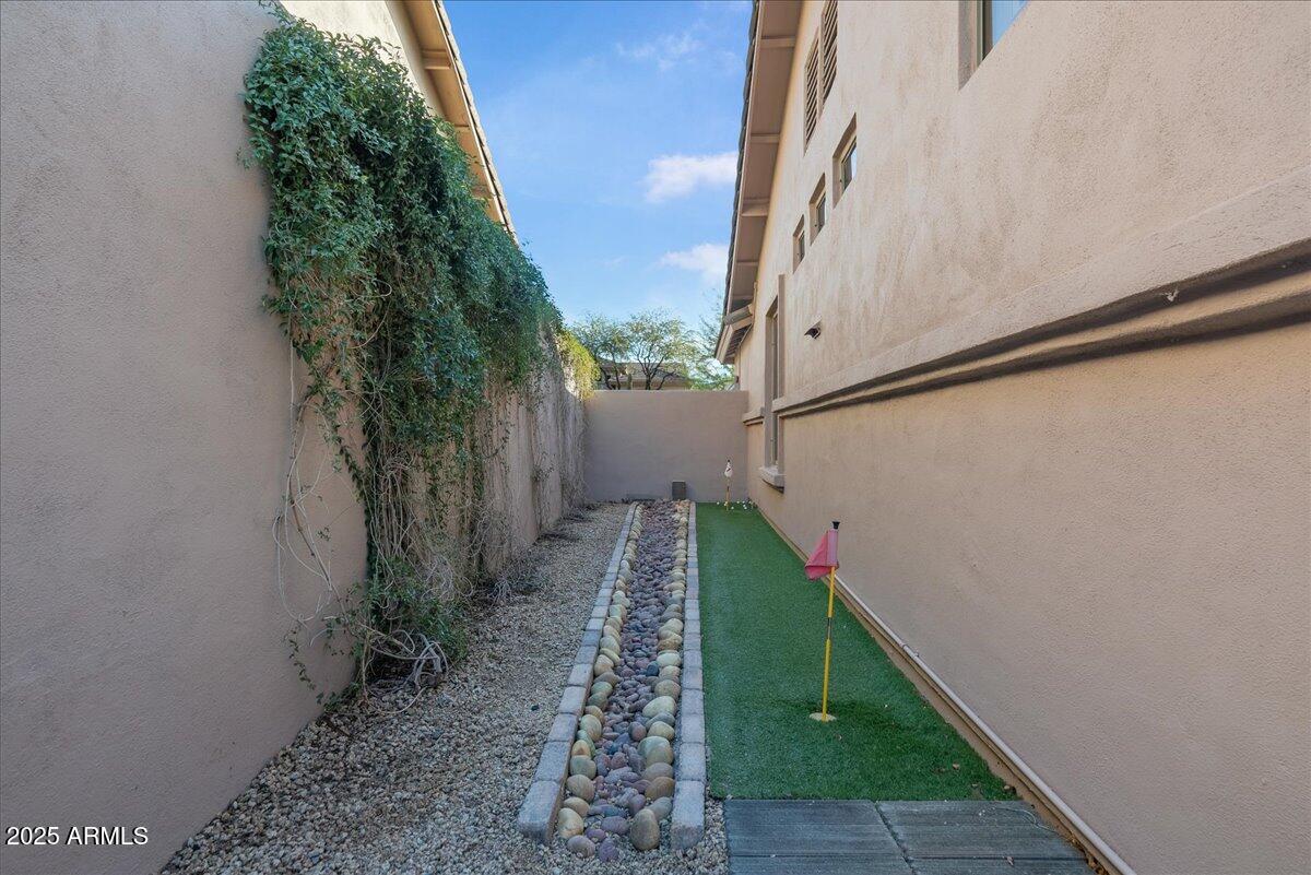 9204 N LONGFEATHER