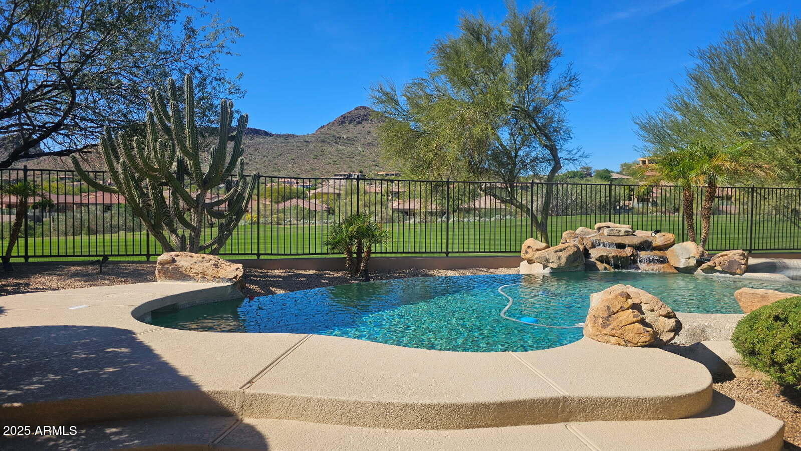 9204 N LONGFEATHER